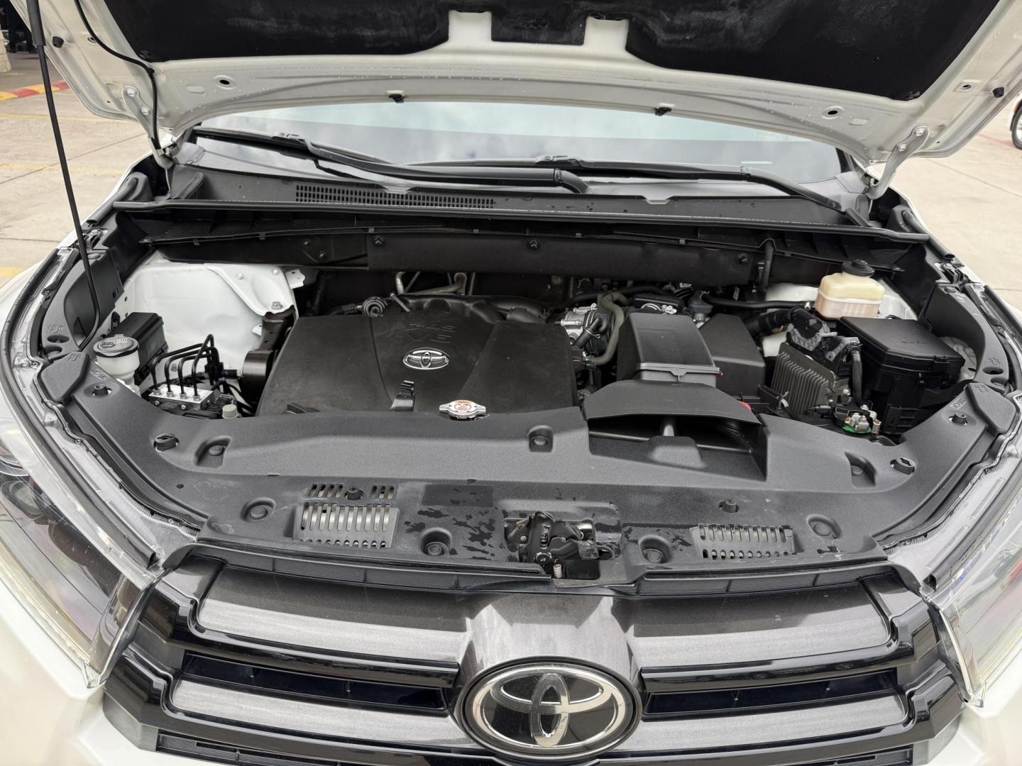 2019 Blizzard Pearl /Black w/Red Stitching, leather Toyota Highlander 67134 (5TDKZRFH5KS) with an 3.5L V6 DOHC 24V engine, 6-Speed Automatic transmission, located at 2401 E Main St., Grand Prairie, TX, 75050, (972) 262-4440, 32.748981, -96.969643 - Photo#33