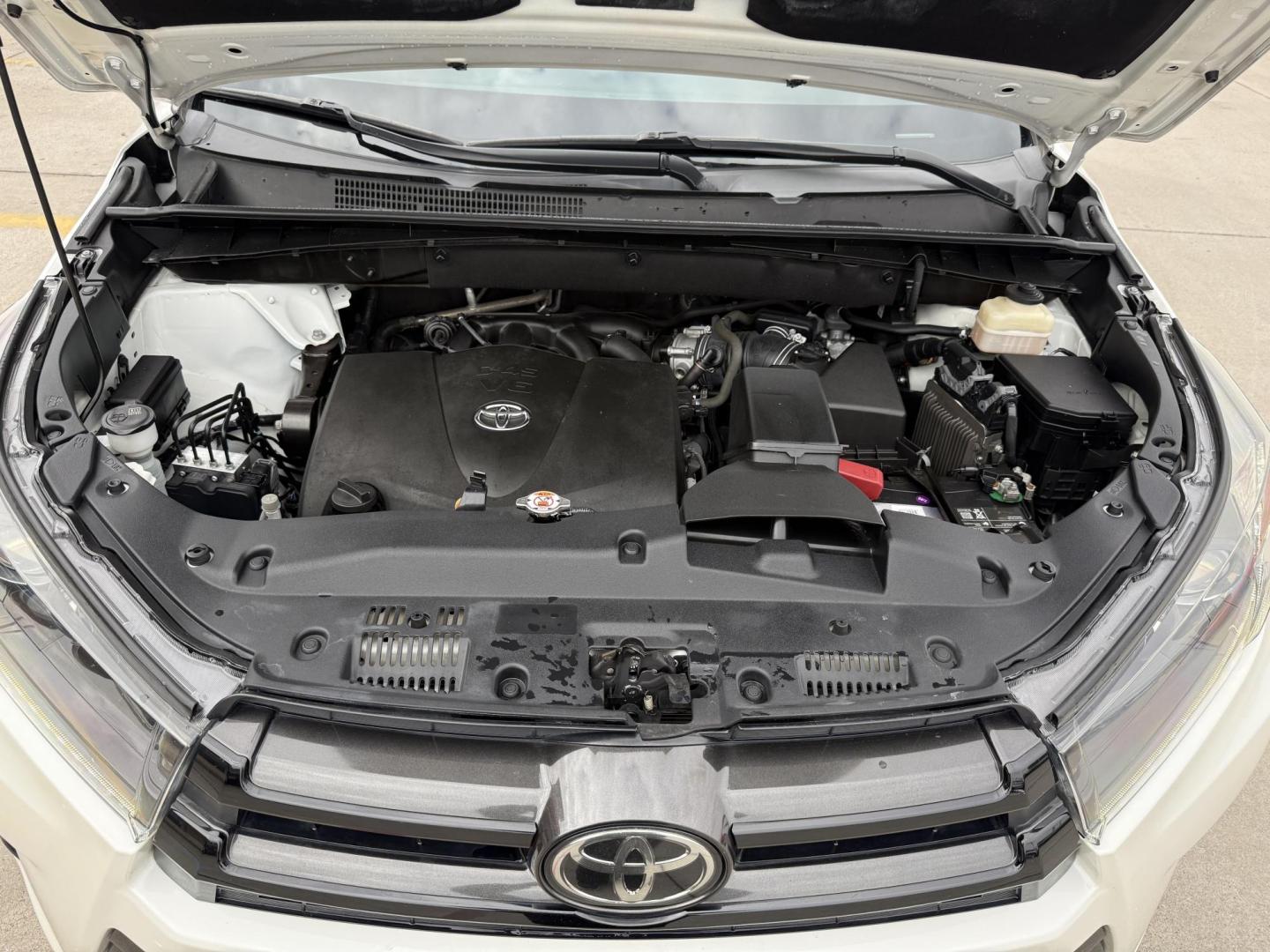 2019 Blizzard Pearl /Black w/Red Stitching, leather Toyota Highlander 67134 (5TDKZRFH5KS) with an 3.5L V6 DOHC 24V engine, 6-Speed Automatic transmission, located at 2401 E Main St., Grand Prairie, TX, 75050, (972) 262-4440, 32.748981, -96.969643 - Photo#34