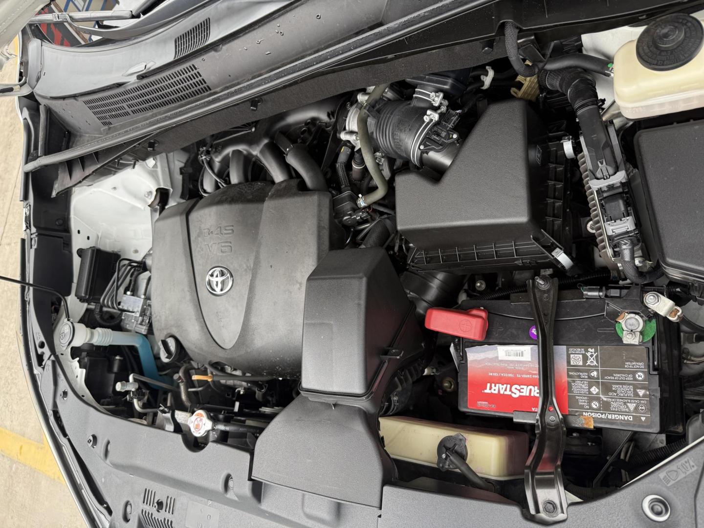 2019 Blizzard Pearl /Black w/Red Stitching, leather Toyota Highlander 67134 (5TDKZRFH5KS) with an 3.5L V6 DOHC 24V engine, 6-Speed Automatic transmission, located at 2401 E Main St., Grand Prairie, TX, 75050, (972) 262-4440, 32.748981, -96.969643 - Photo#35