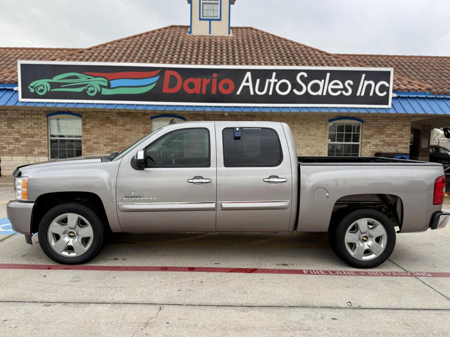 2009 Graystone Metallic /Ebony Cloth Interior Ebony Leather Interior Light Chevrolet Silverado 1500 37026 (3GCEC23J49G) with an 5.3L V8 OHV 16V engine, 6-Speed Automatic transmission, located at 2401 E Main St., Grand Prairie, TX, 75050, (972) 262-4440, 32.748981, -96.969643 - Photo#1