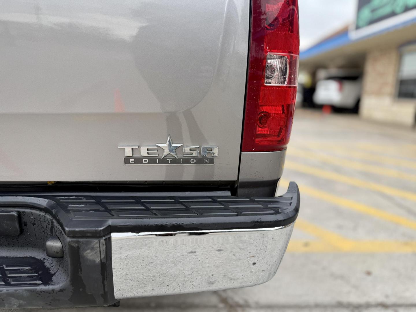 2009 Graystone Metallic /Ebony Cloth Interior Ebony Leather Interior Light Chevrolet Silverado 1500 37026 (3GCEC23J49G) with an 5.3L V8 OHV 16V engine, 6-Speed Automatic transmission, located at 2401 E Main St., Grand Prairie, TX, 75050, (972) 262-4440, 32.748981, -96.969643 - Photo#5