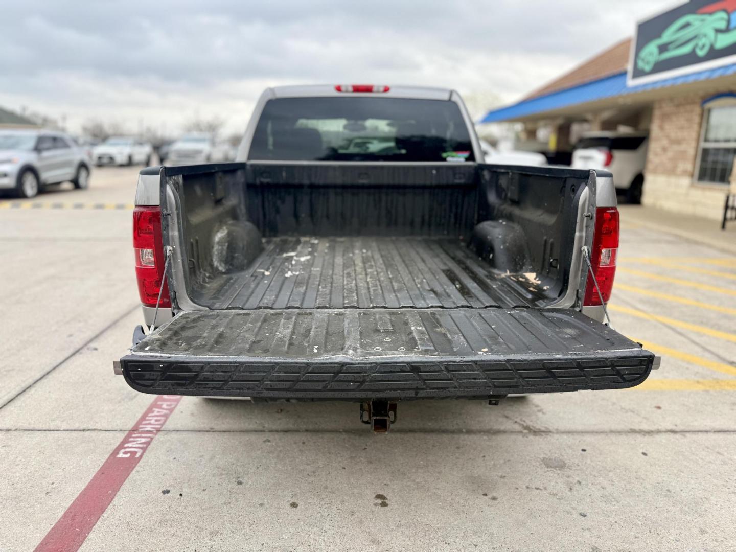2009 Graystone Metallic /Ebony Cloth Interior Ebony Leather Interior Light Chevrolet Silverado 1500 37026 (3GCEC23J49G) with an 5.3L V8 OHV 16V engine, 6-Speed Automatic transmission, located at 2401 E Main St., Grand Prairie, TX, 75050, (972) 262-4440, 32.748981, -96.969643 - Photo#6