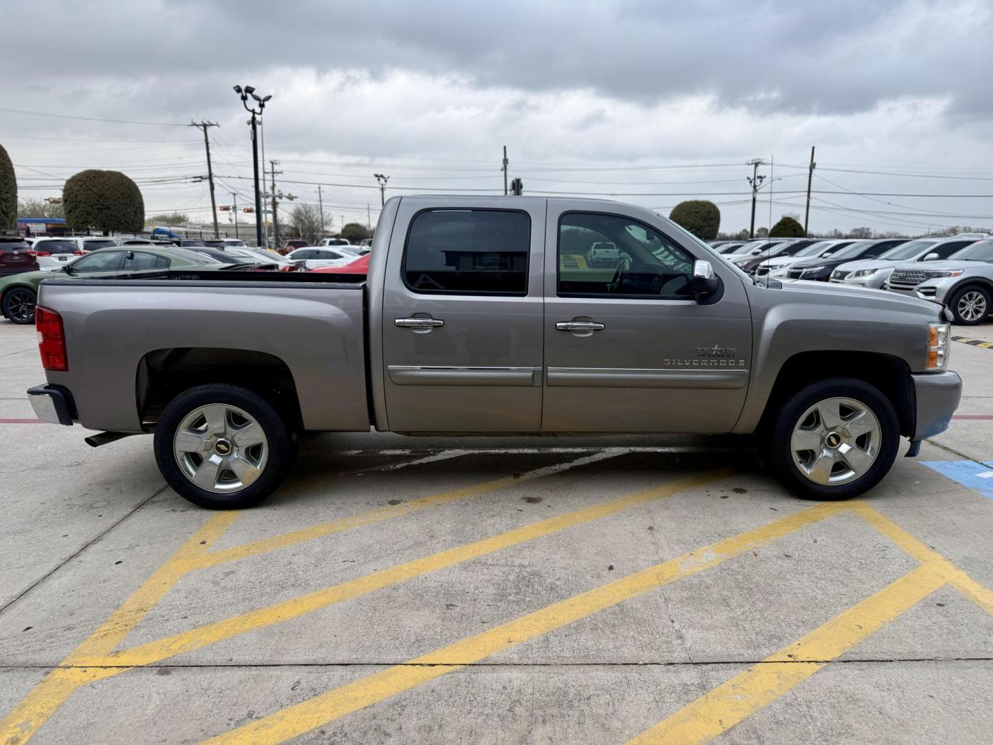 2009 Graystone Metallic /Ebony Cloth Interior Ebony Leather Interior Light Chevrolet Silverado 1500 37026 (3GCEC23J49G) with an 5.3L V8 OHV 16V engine, 6-Speed Automatic transmission, located at 2401 E Main St., Grand Prairie, TX, 75050, (972) 262-4440, 32.748981, -96.969643 - Photo#7