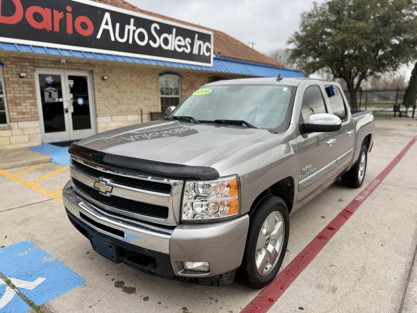 2009 Graystone Metallic /Ebony Cloth Interior Ebony Leather Interior Light Chevrolet Silverado 1500 37026 (3GCEC23J49G) with an 5.3L V8 OHV 16V engine, 6-Speed Automatic transmission, located at 2401 E Main St., Grand Prairie, TX, 75050, (972) 262-4440, 32.748981, -96.969643 - Photo#0