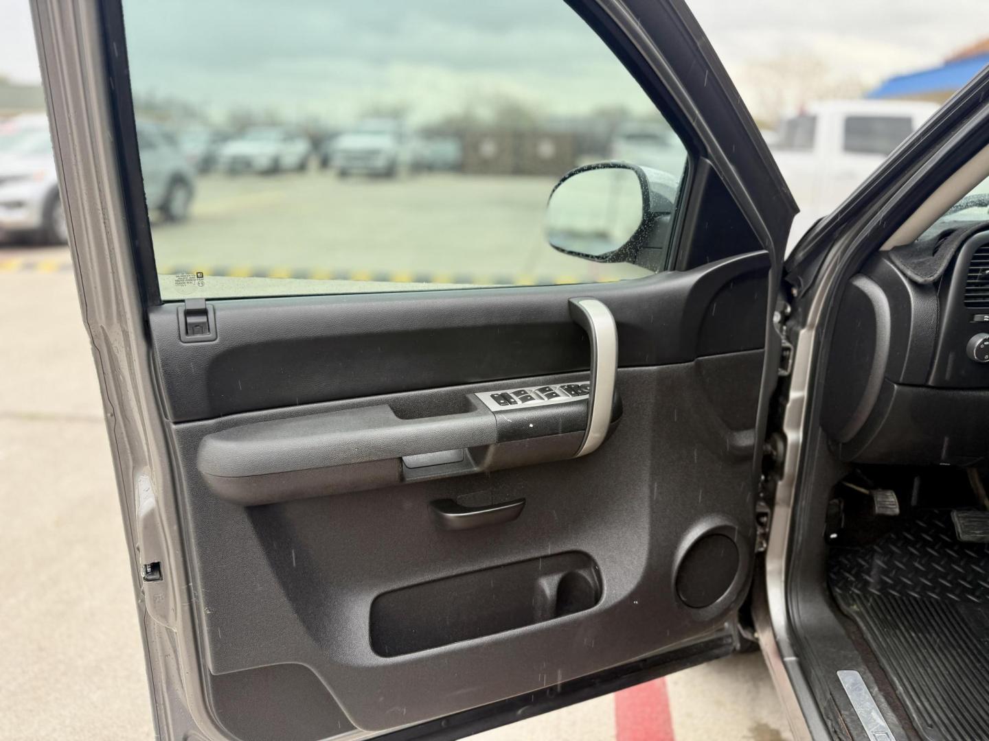 2009 Graystone Metallic /Ebony Cloth Interior Ebony Leather Interior Light Chevrolet Silverado 1500 37026 (3GCEC23J49G) with an 5.3L V8 OHV 16V engine, 6-Speed Automatic transmission, located at 2401 E Main St., Grand Prairie, TX, 75050, (972) 262-4440, 32.748981, -96.969643 - Photo#11