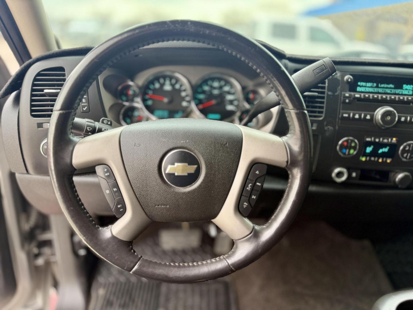 2009 Graystone Metallic /Ebony Cloth Interior Ebony Leather Interior Light Chevrolet Silverado 1500 37026 (3GCEC23J49G) with an 5.3L V8 OHV 16V engine, 6-Speed Automatic transmission, located at 2401 E Main St., Grand Prairie, TX, 75050, (972) 262-4440, 32.748981, -96.969643 - Photo#15