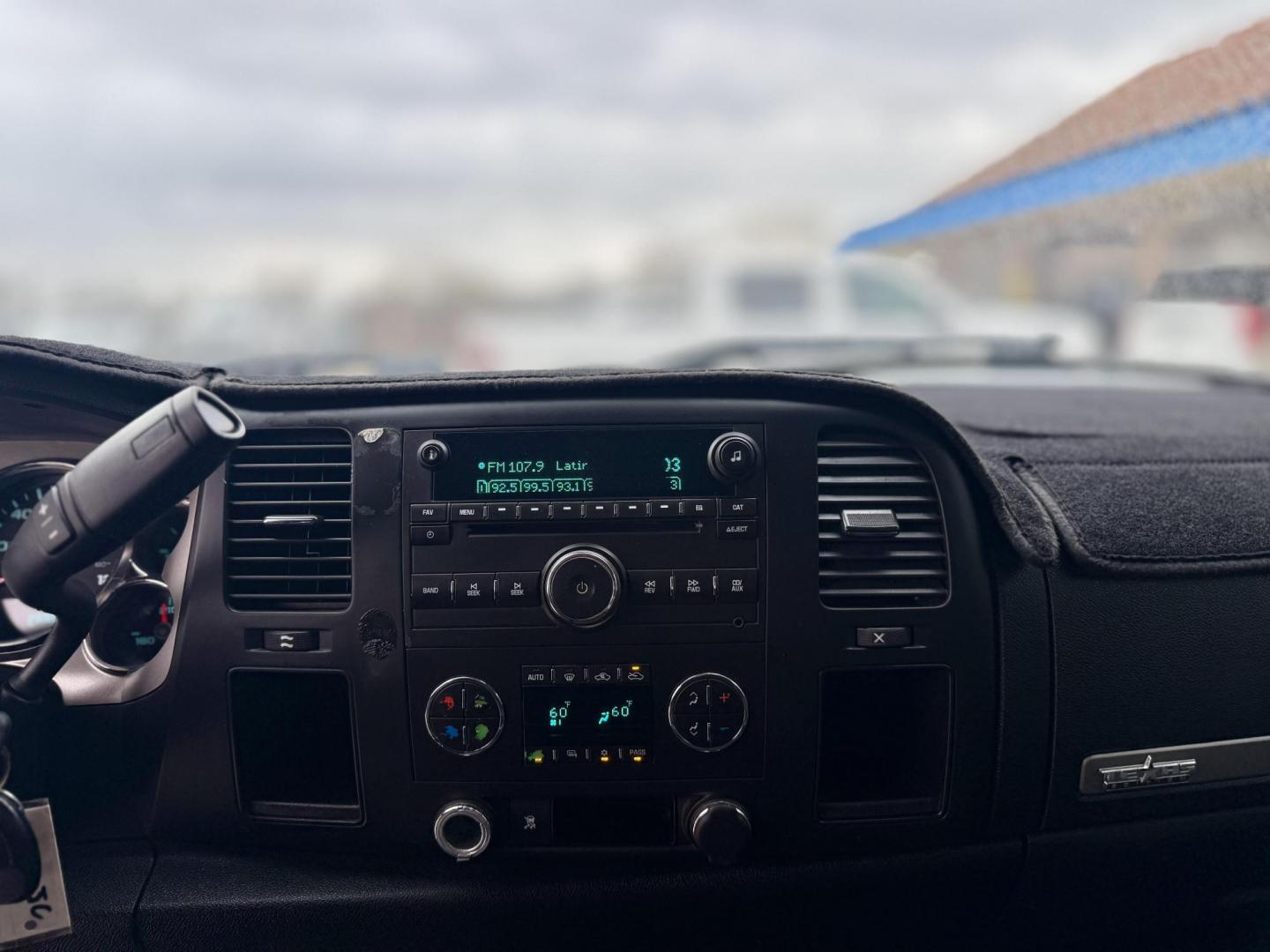 2009 Graystone Metallic /Ebony Cloth Interior Ebony Leather Interior Light Chevrolet Silverado 1500 37026 (3GCEC23J49G) with an 5.3L V8 OHV 16V engine, 6-Speed Automatic transmission, located at 2401 E Main St., Grand Prairie, TX, 75050, (972) 262-4440, 32.748981, -96.969643 - Photo#17