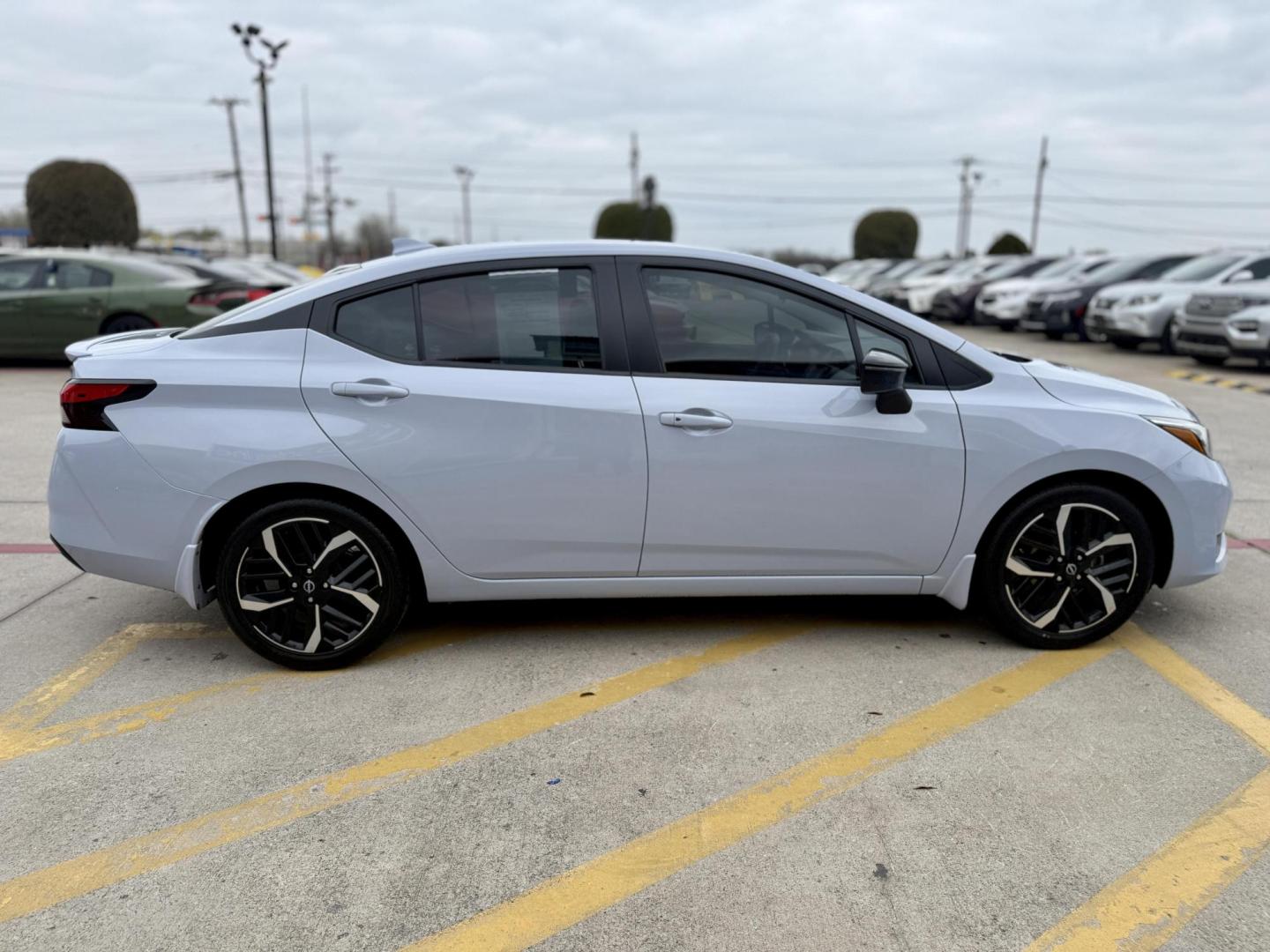 2024 Gray Sky Pearl /Graphite Nissan Versa 83990 (3N1CN8FV4RL) with an 1.6L L4 DOHC 16V engine, Continuously Variable Transmission transmission, located at 2401 E Main St., Grand Prairie, TX, 75050, (972) 262-4440, 32.748981, -96.969643 - Photo#6
