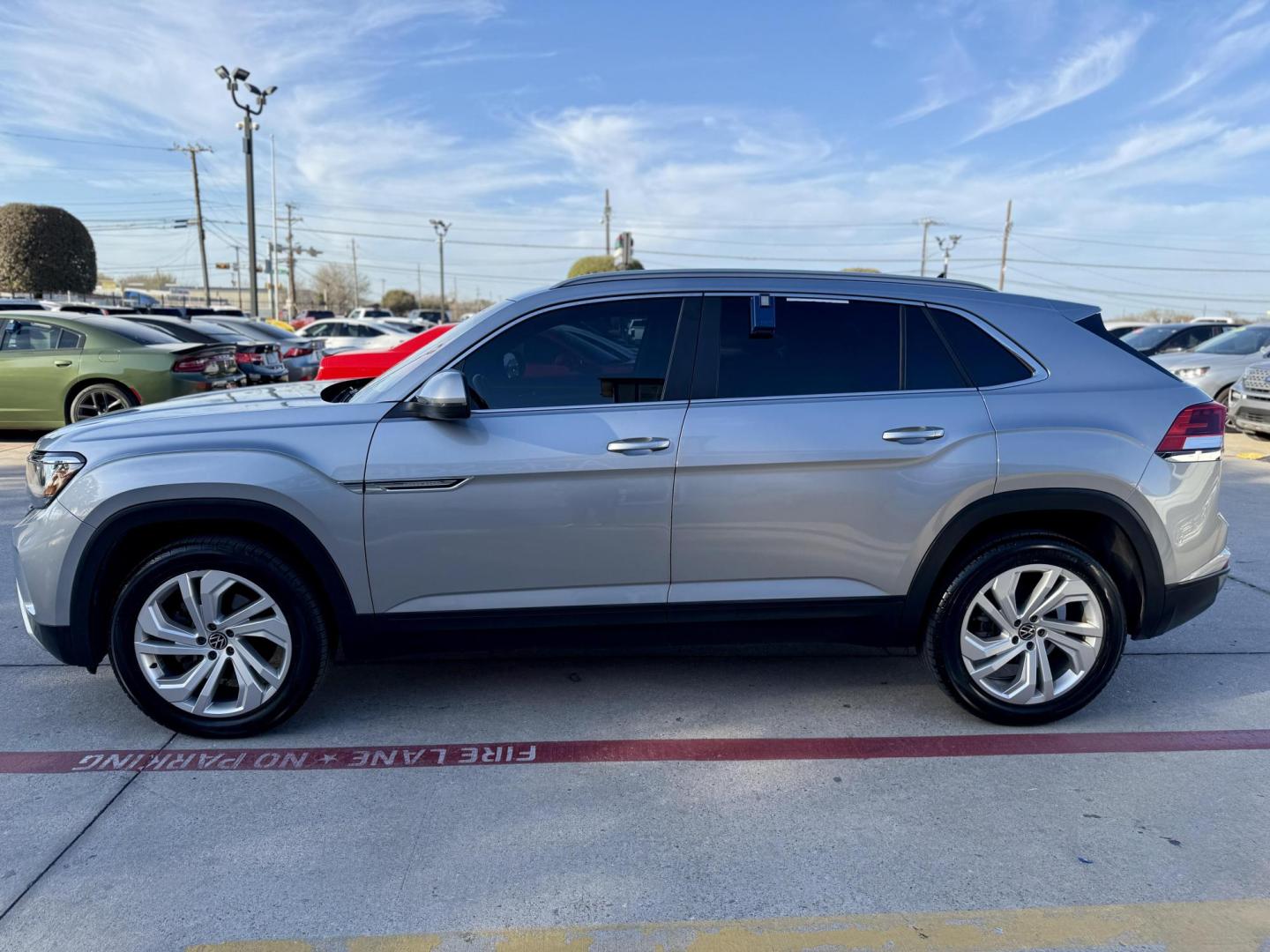 2020 Platinum Gray Metallic /Shetland Beige, leatherette Titan Black, leatheret Volkswagen Atlas 73257 (1V2MC2CA1LC) with an 2.0L L4 DOHC 16V engine, 8-Speed Automatic transmission, located at 2401 E Main St., Grand Prairie, TX, 75050, (972) 262-4440, 32.748981, -96.969643 - Photo#4