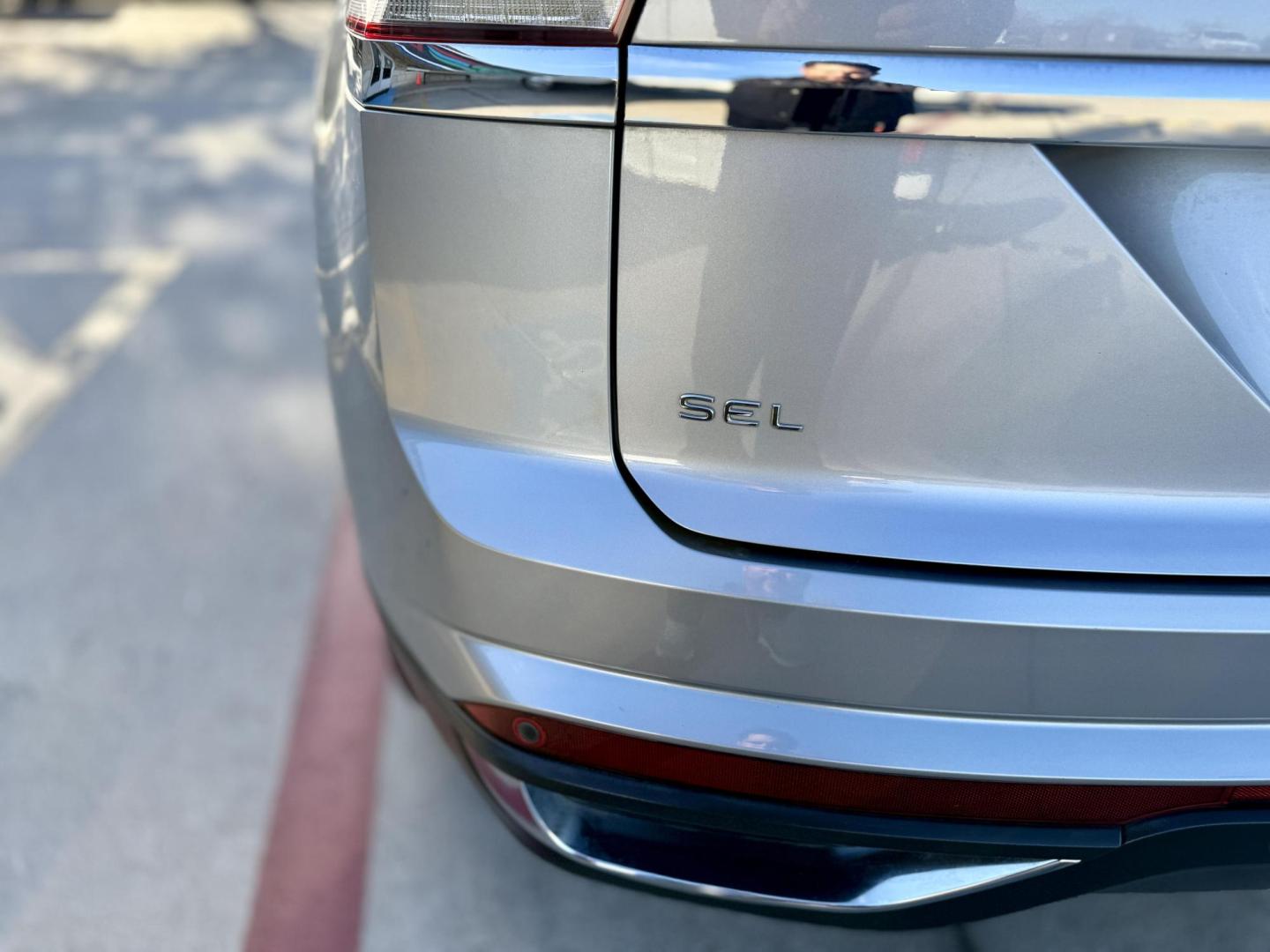 2020 Platinum Gray Metallic /Shetland Beige, leatherette Titan Black, leatheret Volkswagen Atlas 73257 (1V2MC2CA1LC) with an 2.0L L4 DOHC 16V engine, 8-Speed Automatic transmission, located at 2401 E Main St., Grand Prairie, TX, 75050, (972) 262-4440, 32.748981, -96.969643 - Photo#6