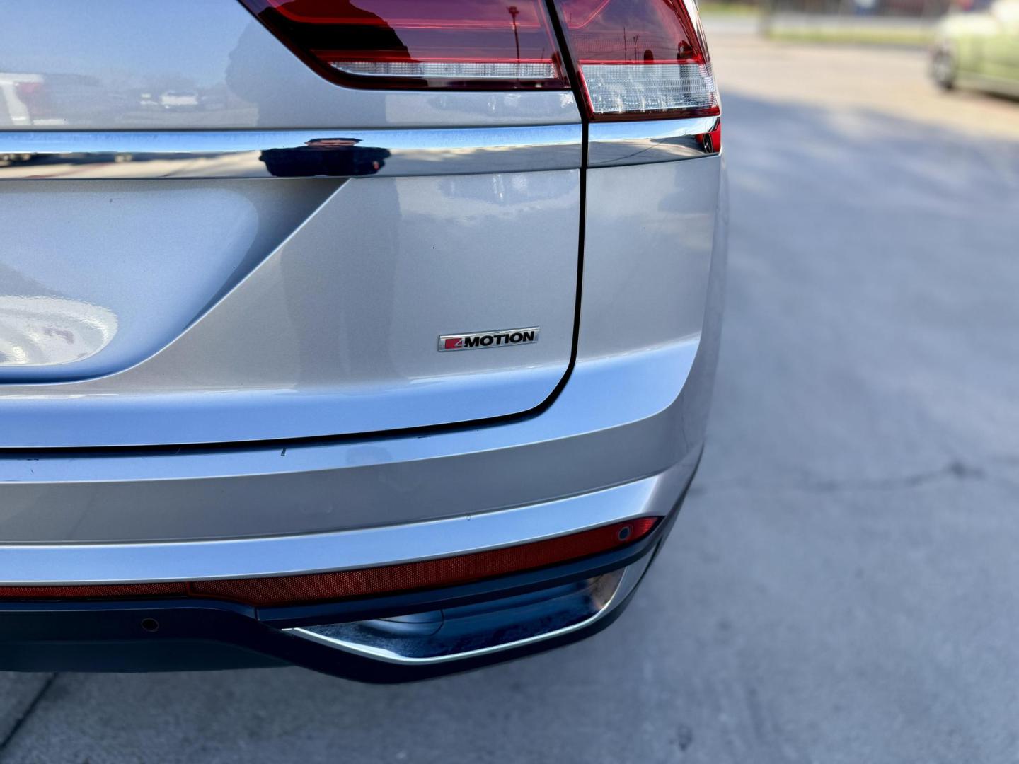 2020 Platinum Gray Metallic /Shetland Beige, leatherette Titan Black, leatheret Volkswagen Atlas 73257 (1V2MC2CA1LC) with an 2.0L L4 DOHC 16V engine, 8-Speed Automatic transmission, located at 2401 E Main St., Grand Prairie, TX, 75050, (972) 262-4440, 32.748981, -96.969643 - Photo#8