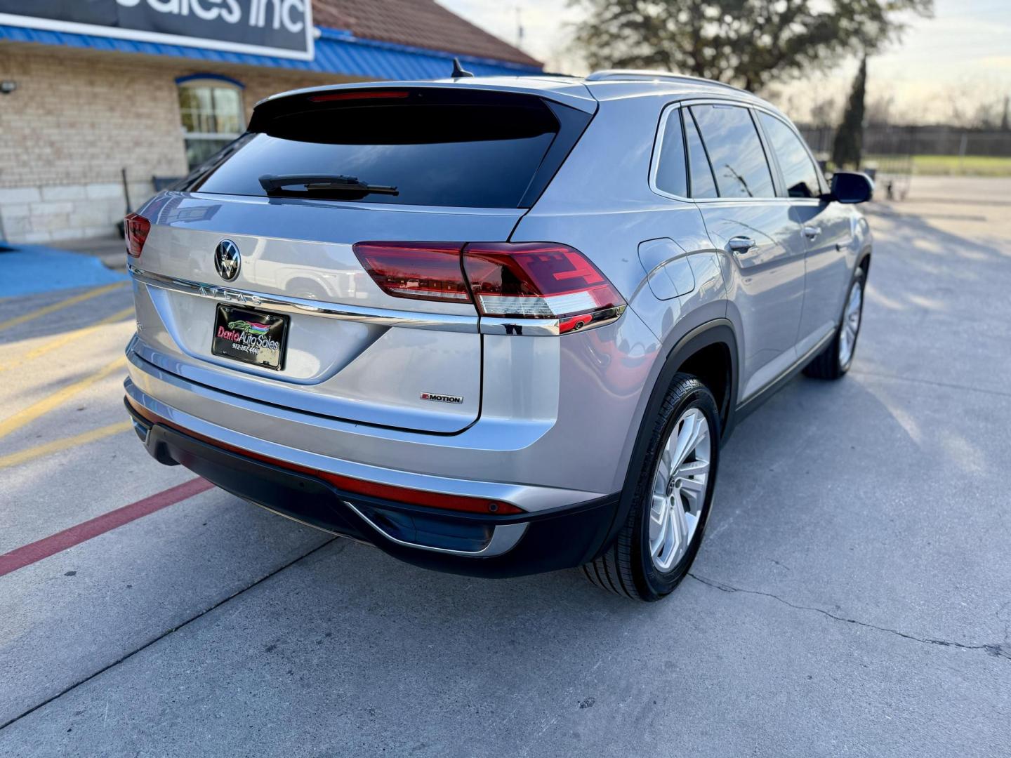 2020 Platinum Gray Metallic /Shetland Beige, leatherette Titan Black, leatheret Volkswagen Atlas 73257 (1V2MC2CA1LC) with an 2.0L L4 DOHC 16V engine, 8-Speed Automatic transmission, located at 2401 E Main St., Grand Prairie, TX, 75050, (972) 262-4440, 32.748981, -96.969643 - Photo#10