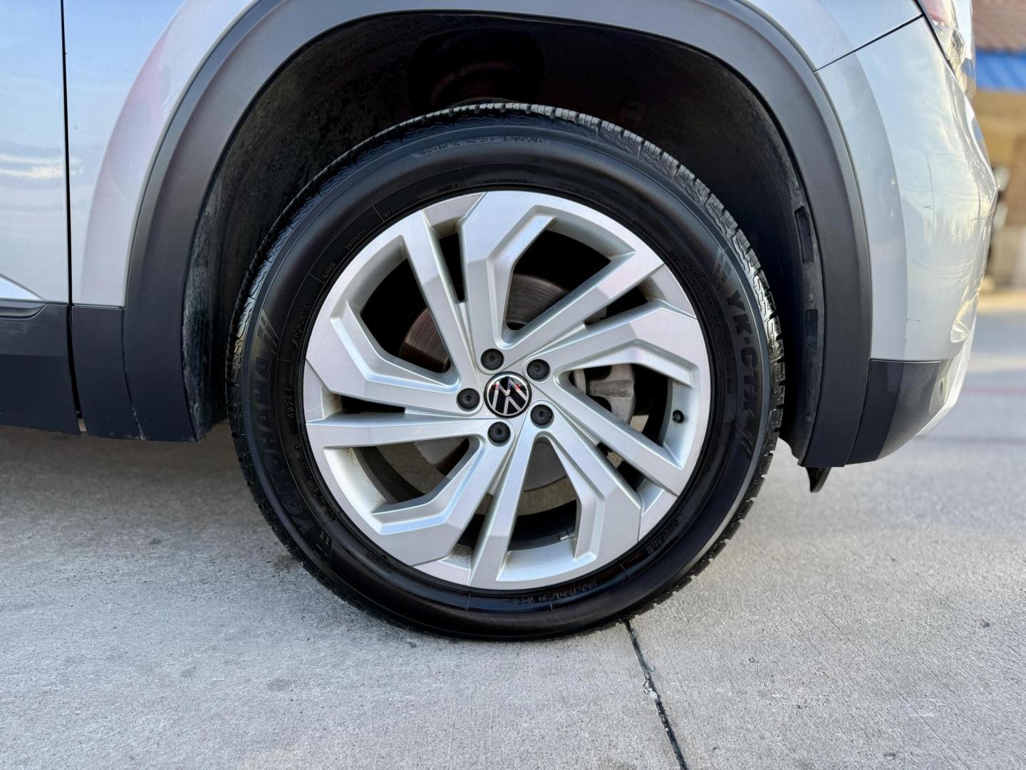 2020 Platinum Gray Metallic /Shetland Beige, leatherette Titan Black, leatheret Volkswagen Atlas 73257 (1V2MC2CA1LC) with an 2.0L L4 DOHC 16V engine, 8-Speed Automatic transmission, located at 2401 E Main St., Grand Prairie, TX, 75050, (972) 262-4440, 32.748981, -96.969643 - Photo#12