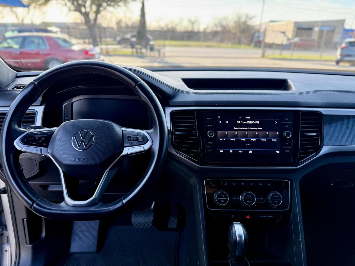 2020 Platinum Gray Metallic /Shetland Beige, leatherette Titan Black, leatheret Volkswagen Atlas 73257 (1V2MC2CA1LC) with an 2.0L L4 DOHC 16V engine, 8-Speed Automatic transmission, located at 2401 E Main St., Grand Prairie, TX, 75050, (972) 262-4440, 32.748981, -96.969643 - Photo#19