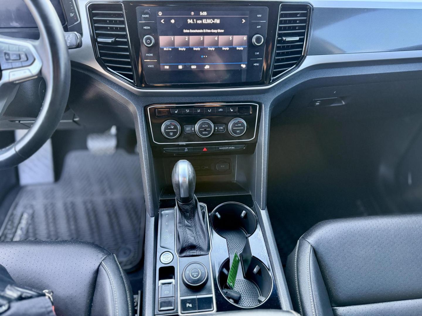 2020 Platinum Gray Metallic /Shetland Beige, leatherette Titan Black, leatheret Volkswagen Atlas 73257 (1V2MC2CA1LC) with an 2.0L L4 DOHC 16V engine, 8-Speed Automatic transmission, located at 2401 E Main St., Grand Prairie, TX, 75050, (972) 262-4440, 32.748981, -96.969643 - Photo#20