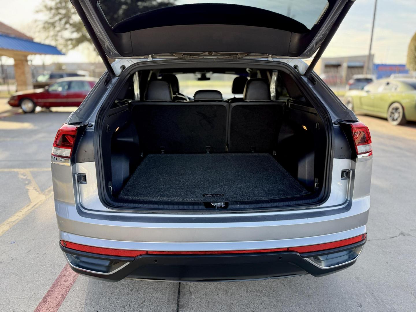 2020 Platinum Gray Metallic /Shetland Beige, leatherette Titan Black, leatheret Volkswagen Atlas 73257 (1V2MC2CA1LC) with an 2.0L L4 DOHC 16V engine, 8-Speed Automatic transmission, located at 2401 E Main St., Grand Prairie, TX, 75050, (972) 262-4440, 32.748981, -96.969643 - Photo#23