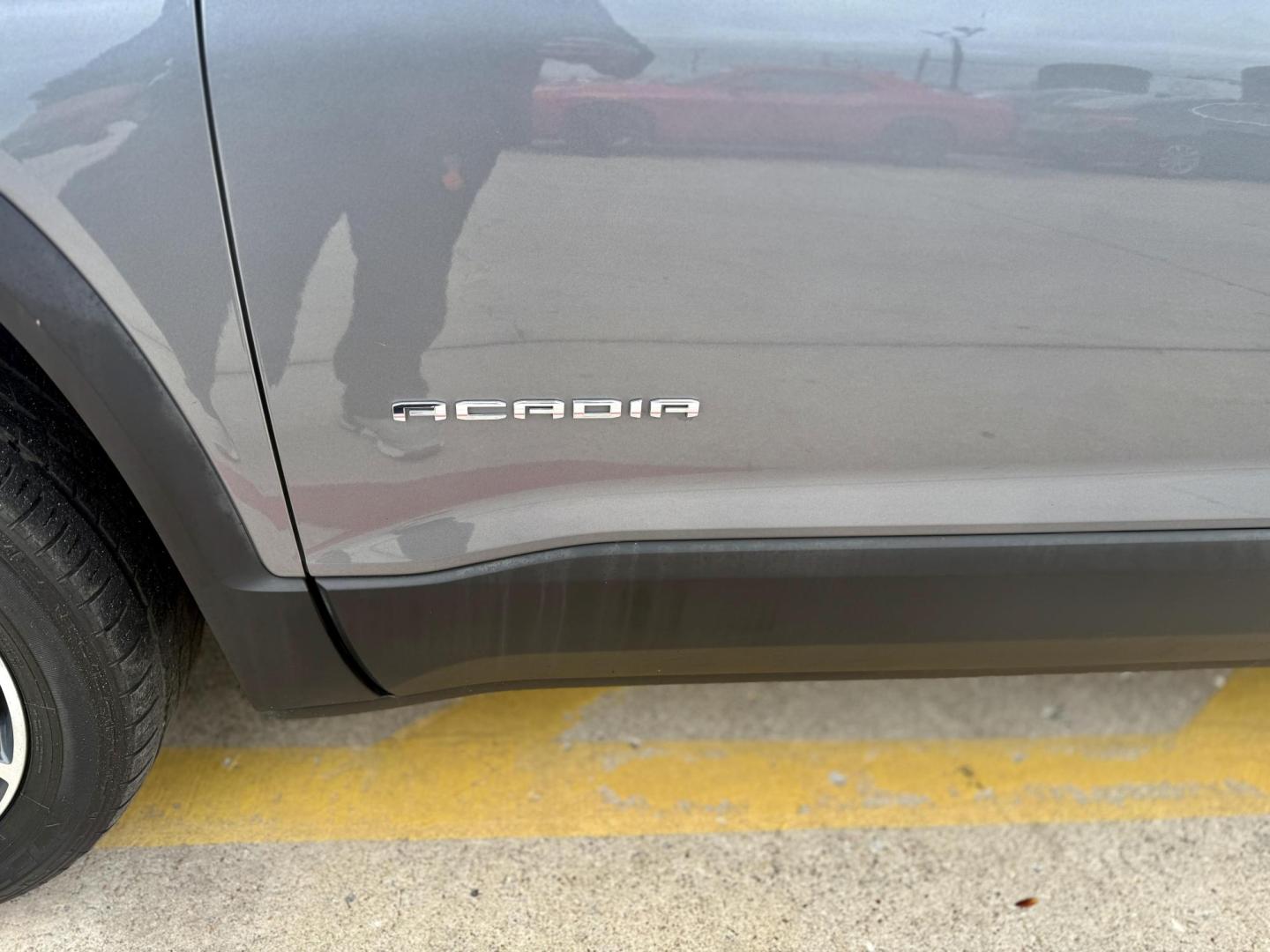 2020 Quicksilver Metallic /Cocoa/Light Ash Gray, leather Jet Black, leather GMC Acadia 70277 (1GKKNMLS9LZ) with an 3.6L V6 DOHC 24V engine, 9-Speed Automatic transmission, located at 2401 E Main St., Grand Prairie, TX, 75050, (972) 262-4440, 32.748981, -96.969643 - Photo#3