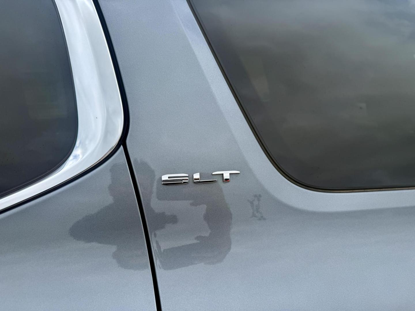 2020 Quicksilver Metallic /Cocoa/Light Ash Gray, leather Jet Black, leather GMC Acadia 70277 (1GKKNMLS9LZ) with an 3.6L V6 DOHC 24V engine, 9-Speed Automatic transmission, located at 2401 E Main St., Grand Prairie, TX, 75050, (972) 262-4440, 32.748981, -96.969643 - Photo#4