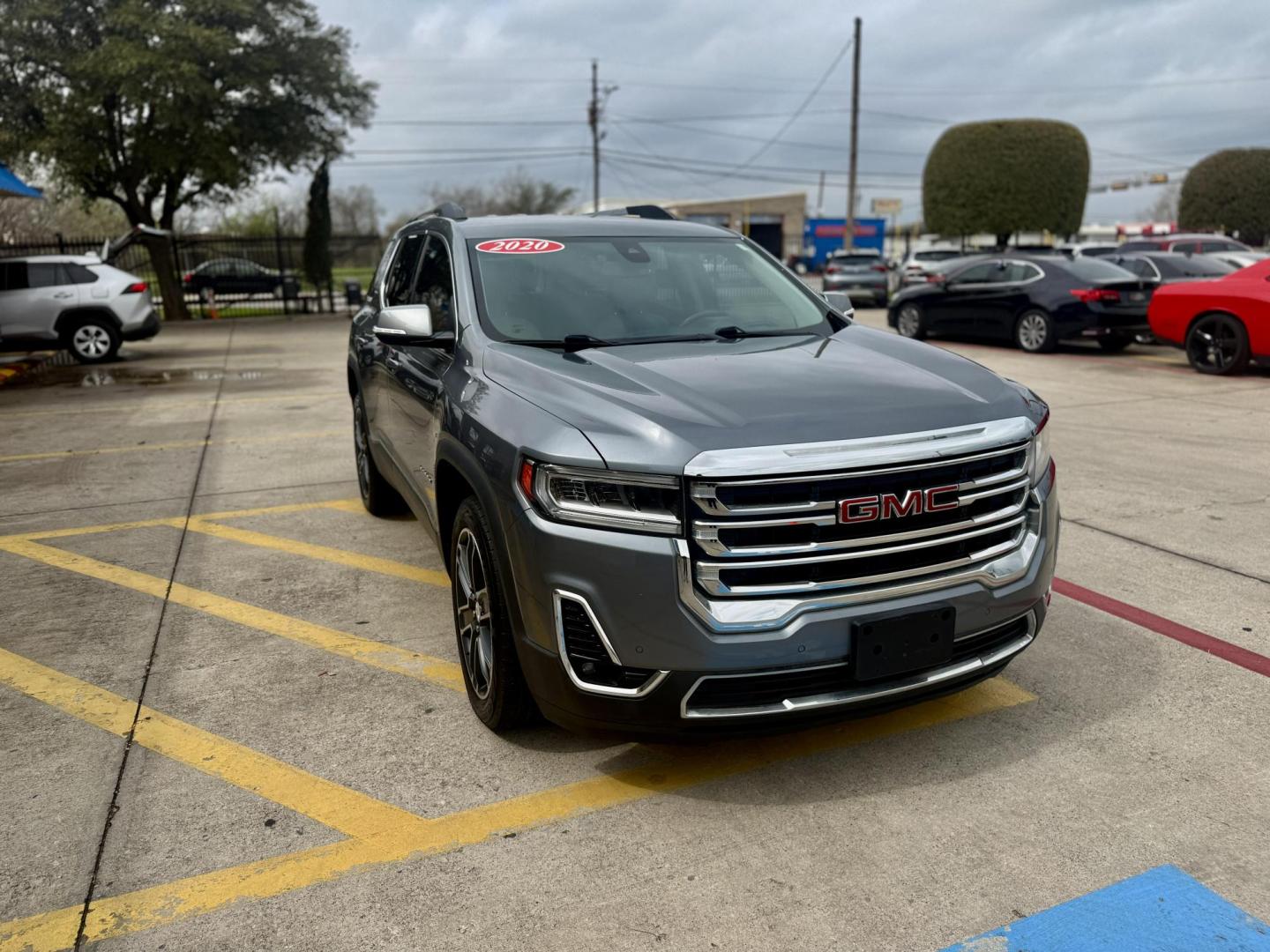 2020 Quicksilver Metallic /Cocoa/Light Ash Gray, leather Jet Black, leather GMC Acadia 70277 (1GKKNMLS9LZ) with an 3.6L V6 DOHC 24V engine, 9-Speed Automatic transmission, located at 2401 E Main St., Grand Prairie, TX, 75050, (972) 262-4440, 32.748981, -96.969643 - Photo#0