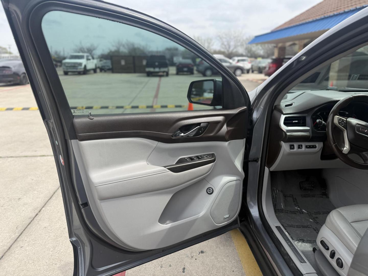 2020 Quicksilver Metallic /Cocoa/Light Ash Gray, leather Jet Black, leather GMC Acadia 70277 (1GKKNMLS9LZ) with an 3.6L V6 DOHC 24V engine, 9-Speed Automatic transmission, located at 2401 E Main St., Grand Prairie, TX, 75050, (972) 262-4440, 32.748981, -96.969643 - Photo#11