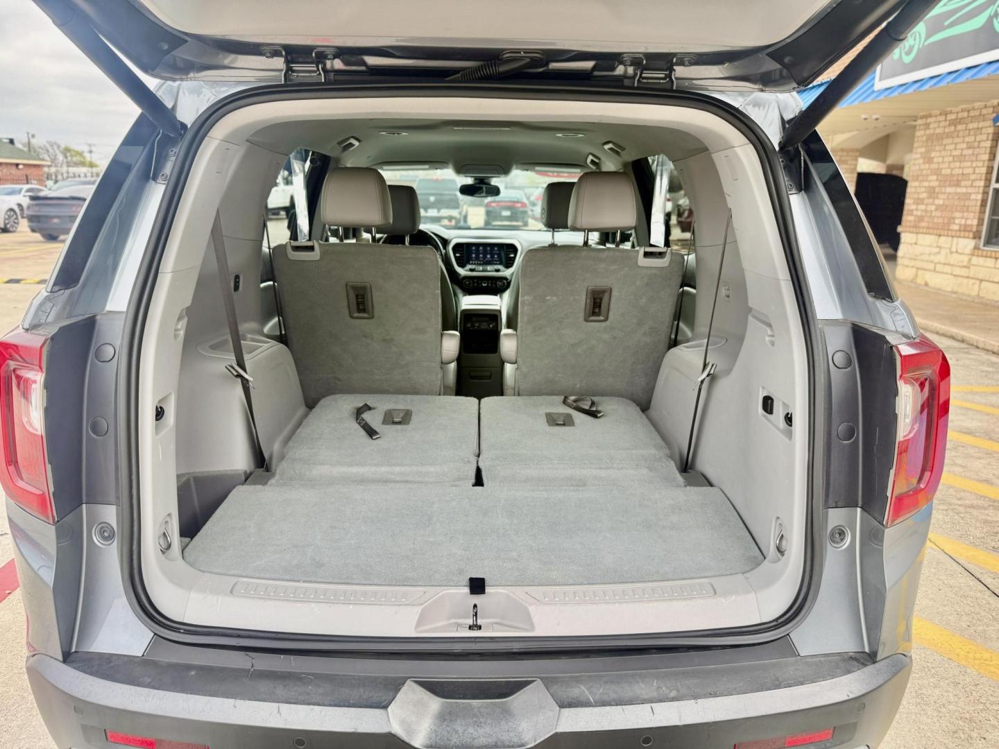 2020 Quicksilver Metallic /Cocoa/Light Ash Gray, leather Jet Black, leather GMC Acadia 70277 (1GKKNMLS9LZ) with an 3.6L V6 DOHC 24V engine, 9-Speed Automatic transmission, located at 2401 E Main St., Grand Prairie, TX, 75050, (972) 262-4440, 32.748981, -96.969643 - Photo#23