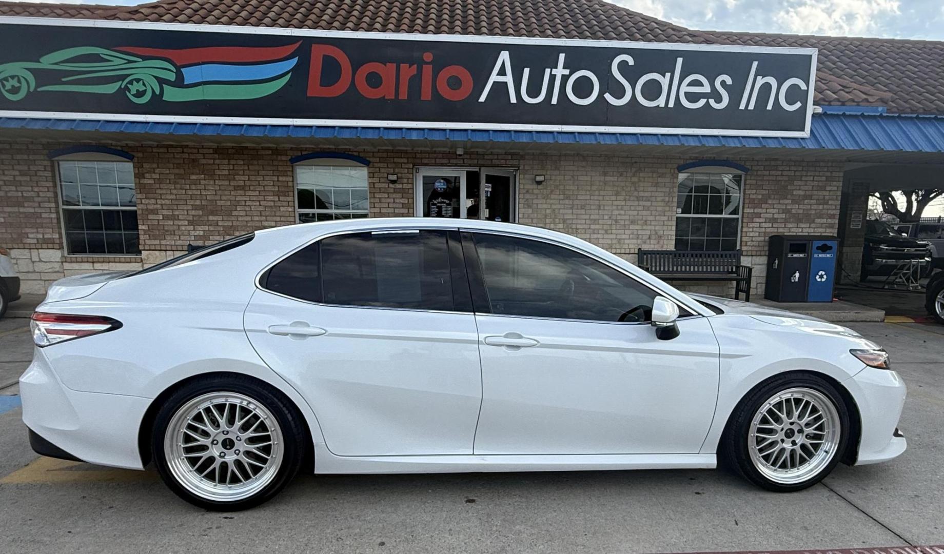 2018 Super White /Ash, leather Black, leather Macadamia, leather Toyota Camry 59160 (4T1B11HK8JU) with an 2.5L L4 DOHC 16V engine, 8-Speed Automatic transmission, located at 2401 E Main St., Grand Prairie, TX, 75050, (972) 262-4440, 32.748981, -96.969643 - Photo#1