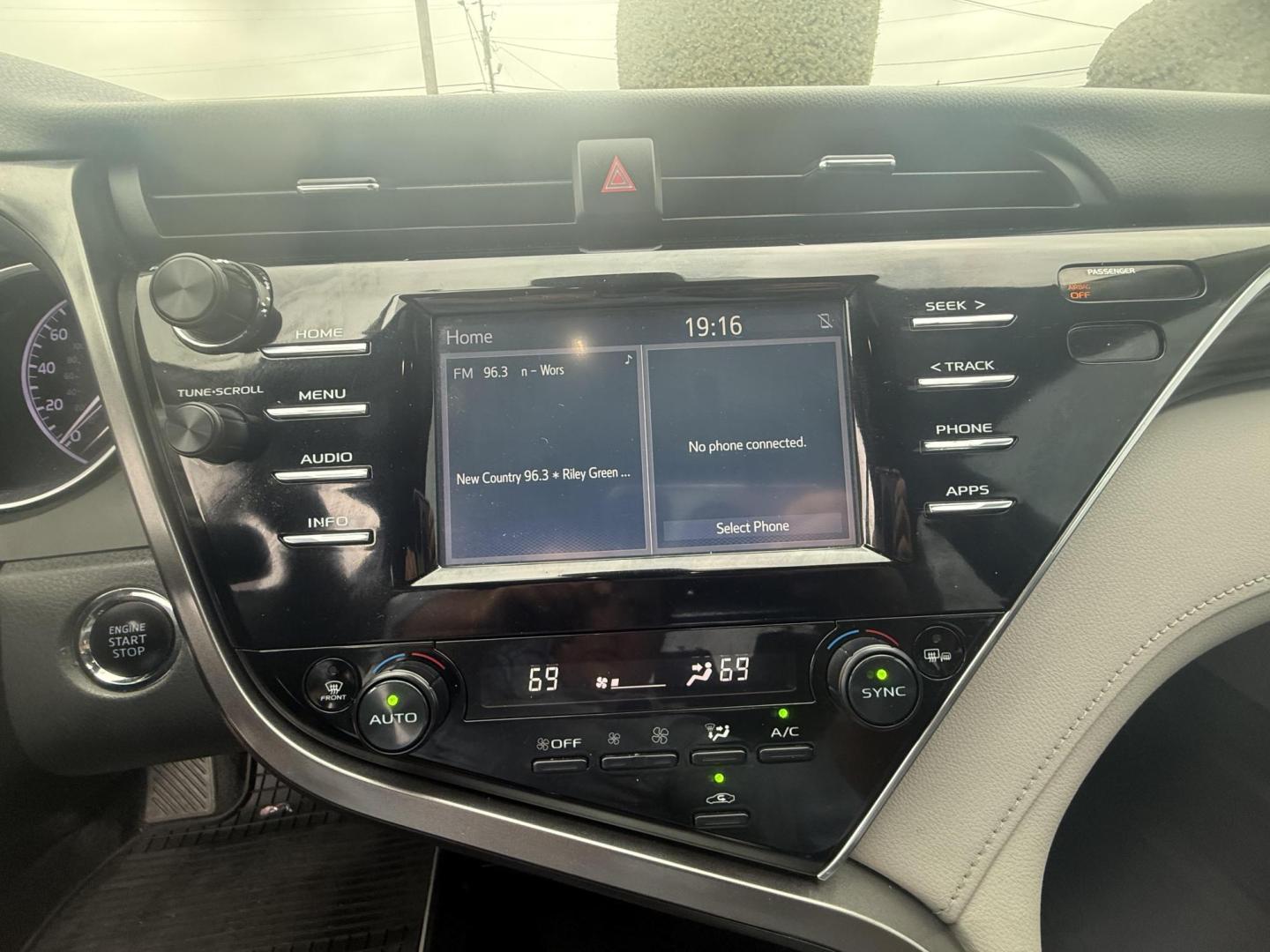 2018 Super White /Ash, leather Black, leather Macadamia, leather Toyota Camry 59160 (4T1B11HK8JU) with an 2.5L L4 DOHC 16V engine, 8-Speed Automatic transmission, located at 2401 E Main St., Grand Prairie, TX, 75050, (972) 262-4440, 32.748981, -96.969643 - Photo#6