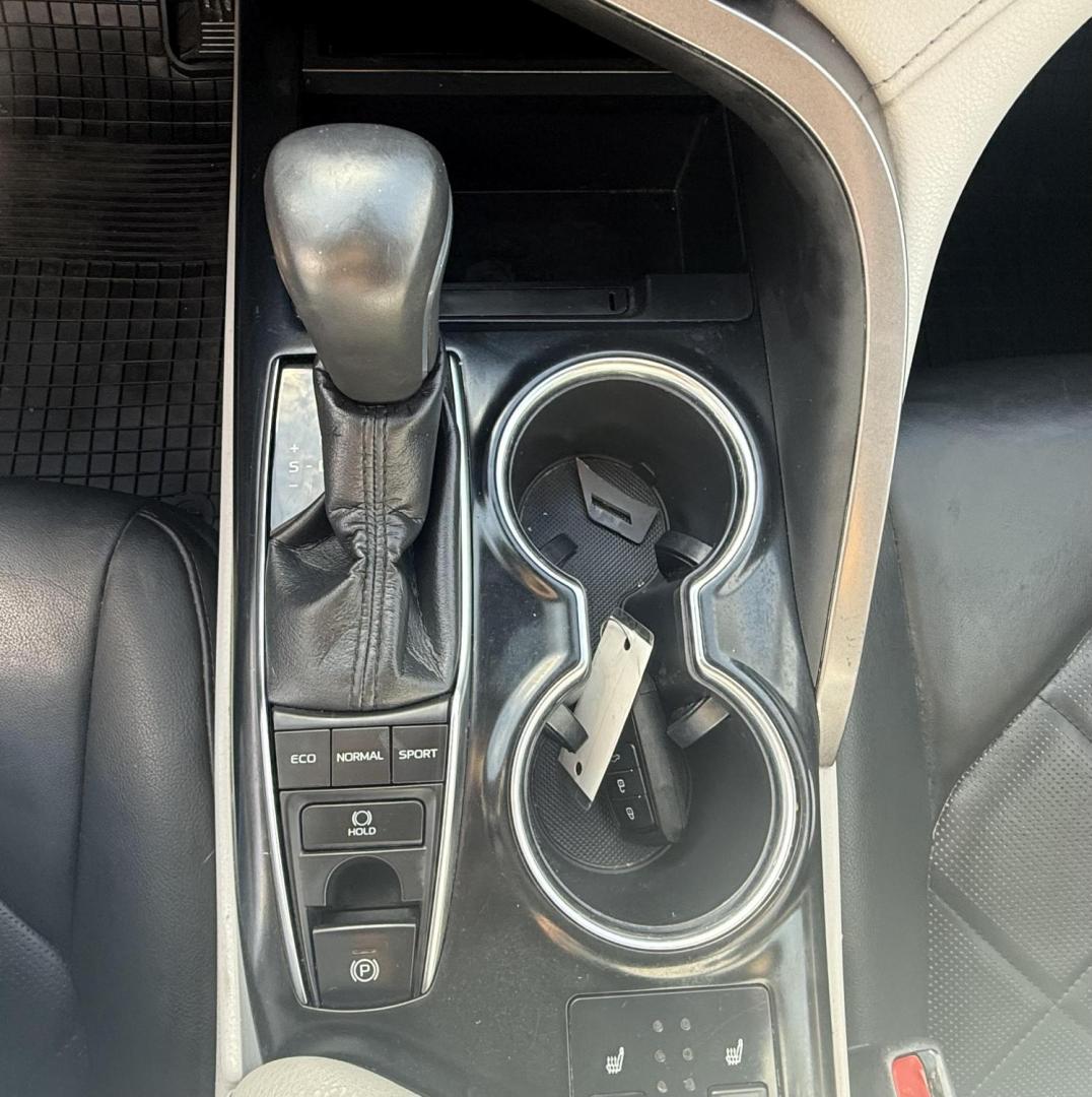 2018 Super White /Ash, leather Black, leather Macadamia, leather Toyota Camry 59160 (4T1B11HK8JU) with an 2.5L L4 DOHC 16V engine, 8-Speed Automatic transmission, located at 2401 E Main St., Grand Prairie, TX, 75050, (972) 262-4440, 32.748981, -96.969643 - Photo#7