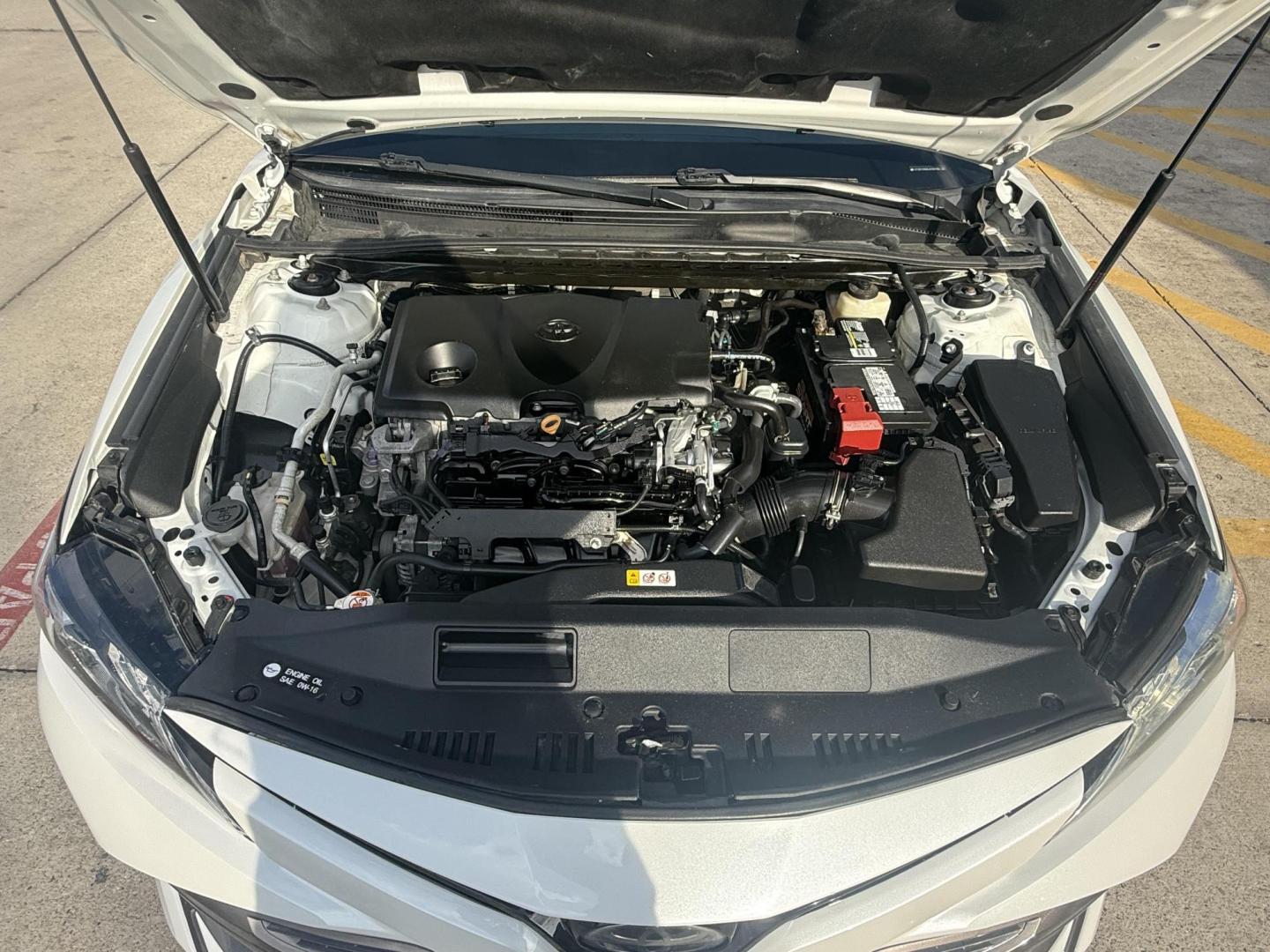 2018 Super White /Ash, leather Black, leather Macadamia, leather Toyota Camry 59160 (4T1B11HK8JU) with an 2.5L L4 DOHC 16V engine, 8-Speed Automatic transmission, located at 2401 E Main St., Grand Prairie, TX, 75050, (972) 262-4440, 32.748981, -96.969643 - Photo#12