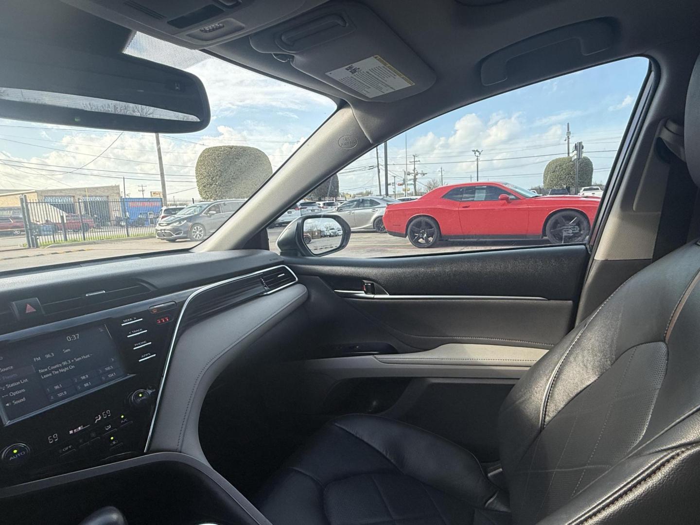 2018 Super White /Ash, leather Black, leather Macadamia, leather Toyota Camry 59160 (4T1B11HK8JU) with an 2.5L L4 DOHC 16V engine, 8-Speed Automatic transmission, located at 2401 E Main St., Grand Prairie, TX, 75050, (972) 262-4440, 32.748981, -96.969643 - Photo#15