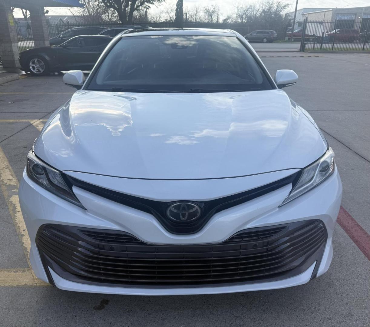 2018 Super White /Ash, leather Black, leather Macadamia, leather Toyota Camry 59160 (4T1B11HK8JU) with an 2.5L L4 DOHC 16V engine, 8-Speed Automatic transmission, located at 2401 E Main St., Grand Prairie, TX, 75050, (972) 262-4440, 32.748981, -96.969643 - Photo#17