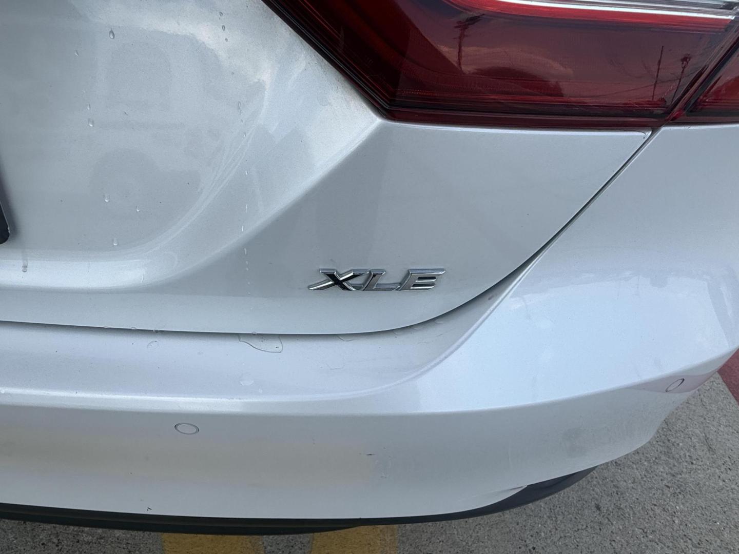 2018 Super White /Ash, leather Black, leather Macadamia, leather Toyota Camry 59160 (4T1B11HK8JU) with an 2.5L L4 DOHC 16V engine, 8-Speed Automatic transmission, located at 2401 E Main St., Grand Prairie, TX, 75050, (972) 262-4440, 32.748981, -96.969643 - Photo#21