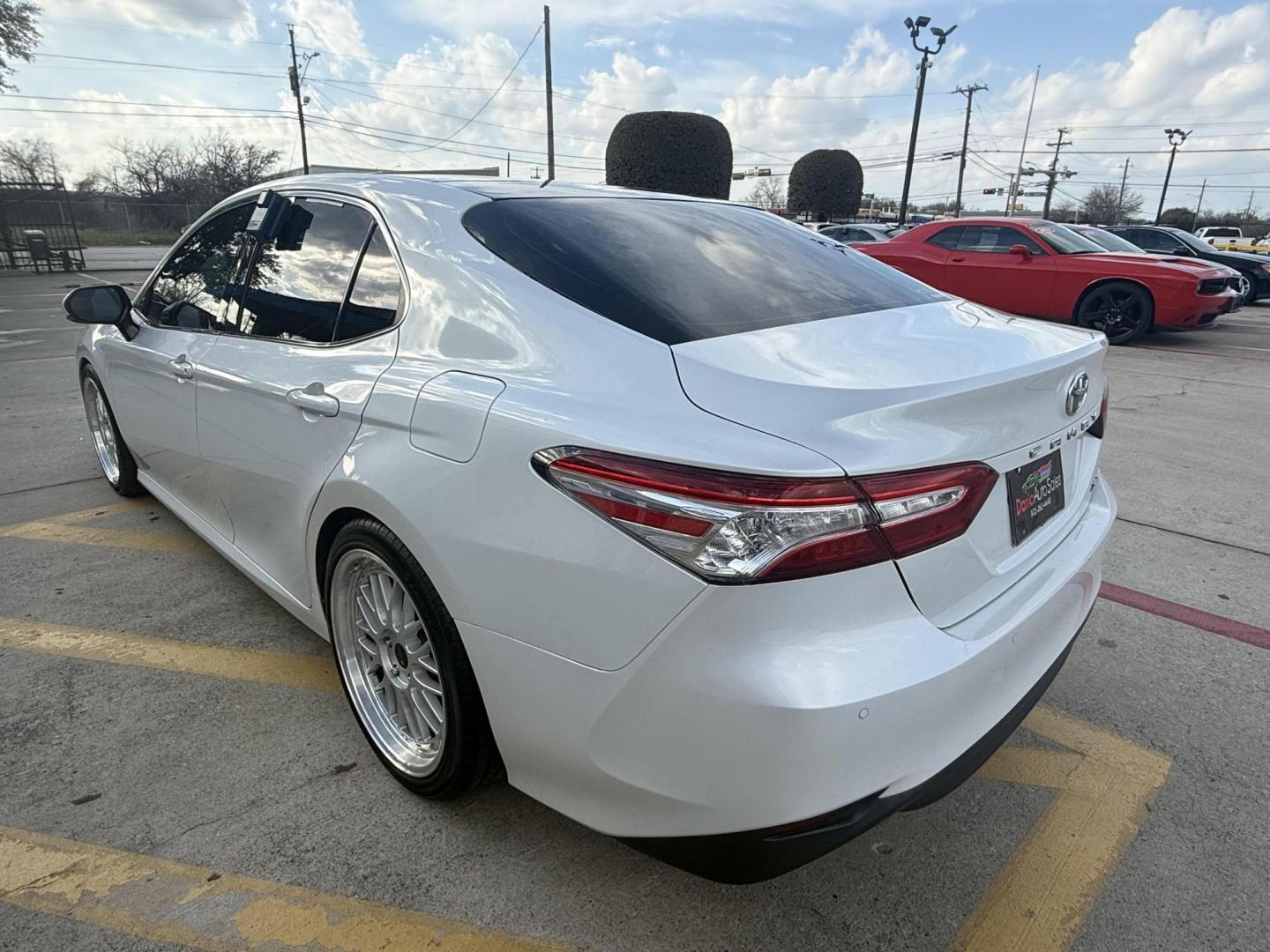 2018 Super White /Ash, leather Black, leather Macadamia, leather Toyota Camry 59160 (4T1B11HK8JU) with an 2.5L L4 DOHC 16V engine, 8-Speed Automatic transmission, located at 2401 E Main St., Grand Prairie, TX, 75050, (972) 262-4440, 32.748981, -96.969643 - Photo#23