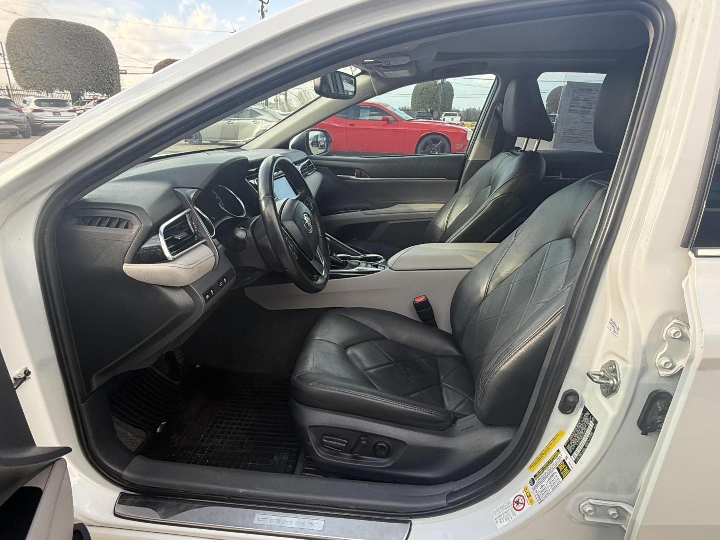 2018 Super White /Ash, leather Black, leather Macadamia, leather Toyota Camry 59160 (4T1B11HK8JU) with an 2.5L L4 DOHC 16V engine, 8-Speed Automatic transmission, located at 2401 E Main St., Grand Prairie, TX, 75050, (972) 262-4440, 32.748981, -96.969643 - Photo#26
