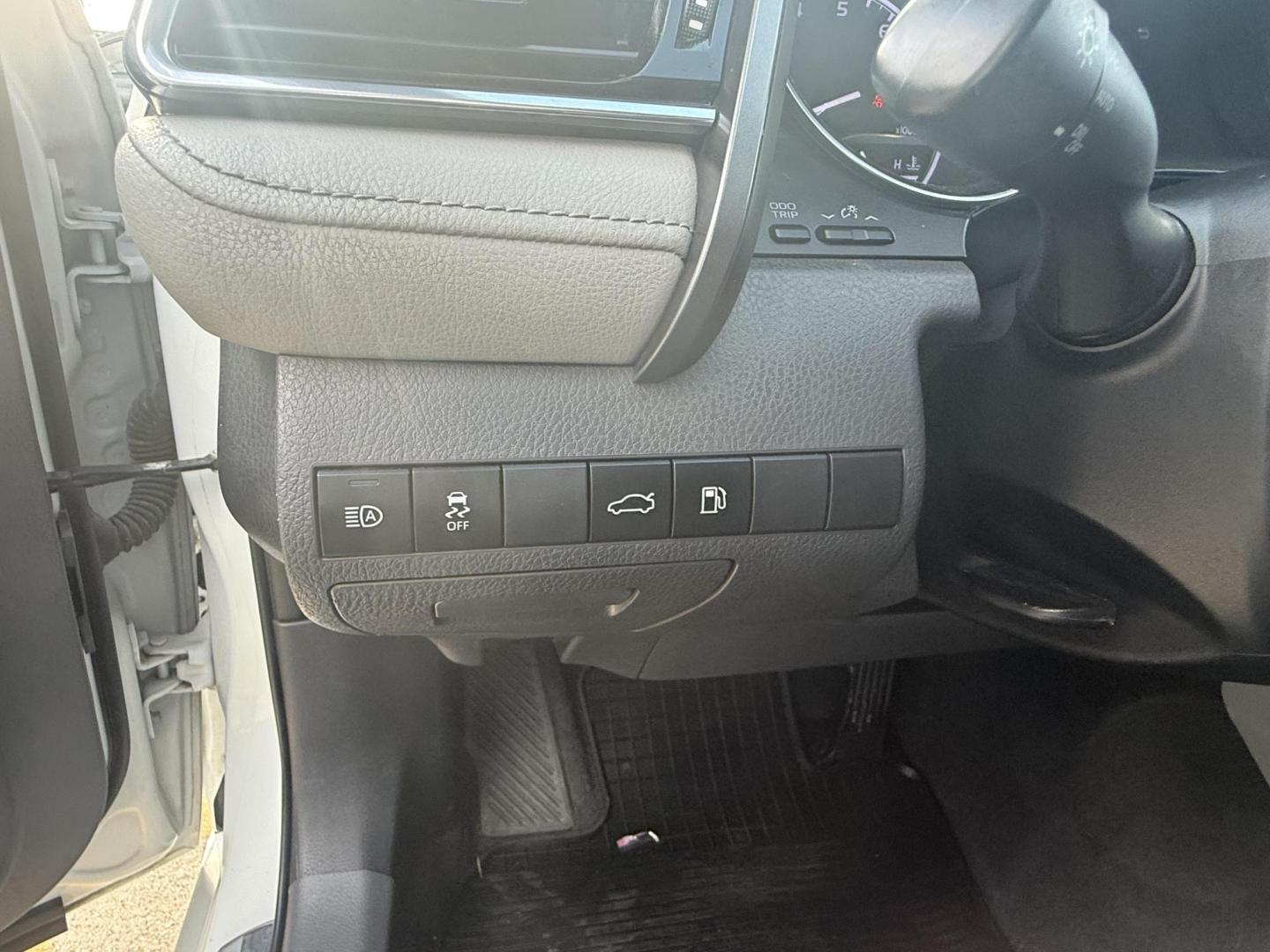 2018 Super White /Ash, leather Black, leather Macadamia, leather Toyota Camry 59160 (4T1B11HK8JU) with an 2.5L L4 DOHC 16V engine, 8-Speed Automatic transmission, located at 2401 E Main St., Grand Prairie, TX, 75050, (972) 262-4440, 32.748981, -96.969643 - Photo#27