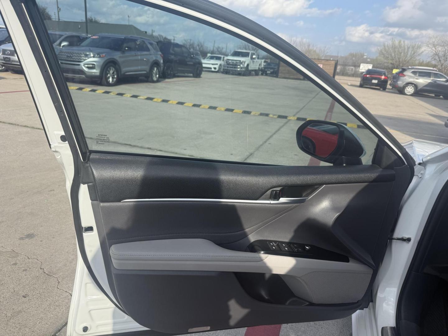 2018 Super White /Ash, leather Black, leather Macadamia, leather Toyota Camry 59160 (4T1B11HK8JU) with an 2.5L L4 DOHC 16V engine, 8-Speed Automatic transmission, located at 2401 E Main St., Grand Prairie, TX, 75050, (972) 262-4440, 32.748981, -96.969643 - Photo#30