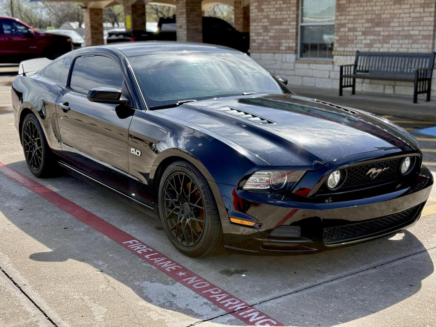 2014 /Charcoal Black Charcoal Black Medium Stone Ford Mustang 47327 (1ZVBP8CF3E5) with an 5.0L V8 DOHC 32V engine, 6-Speed Automatic6-Speed Manual transmission, located at 2401 E Main St., Grand Prairie, TX, 75050, (972) 262-4440, 32.748981, -96.969643 - Photo#3