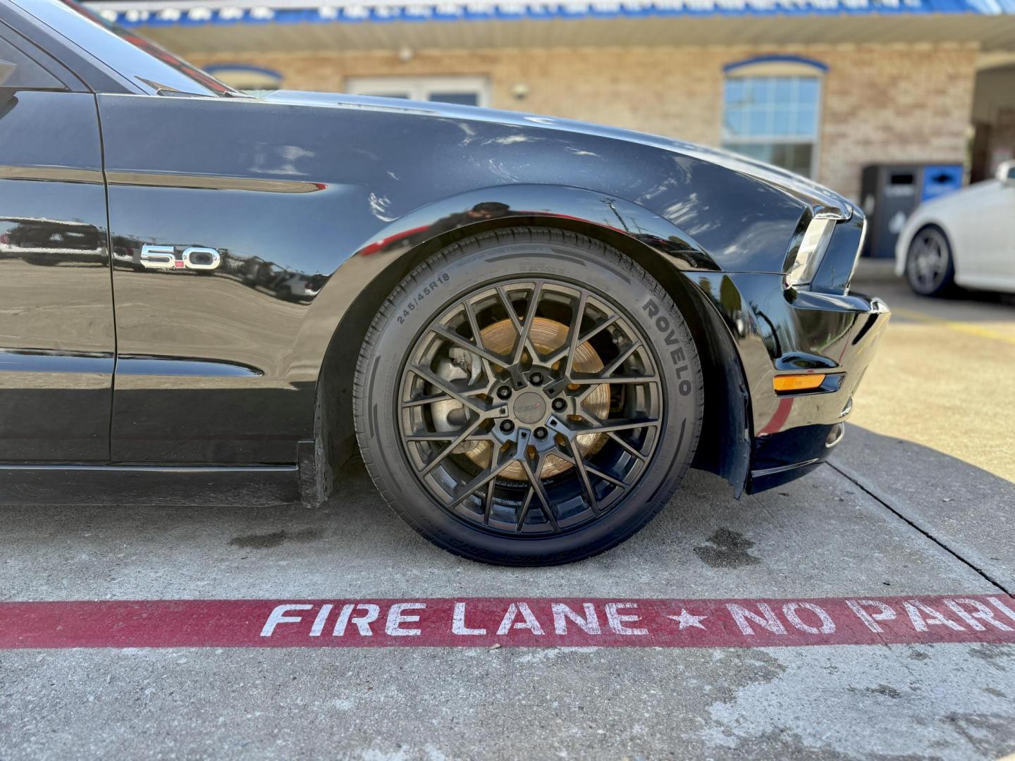 2014 /Charcoal Black Charcoal Black Medium Stone Ford Mustang 47327 (1ZVBP8CF3E5) with an 5.0L V8 DOHC 32V engine, 6-Speed Automatic6-Speed Manual transmission, located at 2401 E Main St., Grand Prairie, TX, 75050, (972) 262-4440, 32.748981, -96.969643 - Photo#9