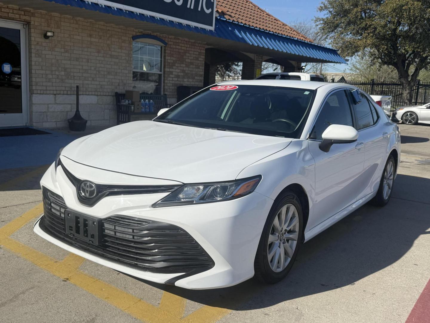 2020 Super White /Ash, cloth Black, cloth Macadamia, cloth Toyota Camry 72328 (4T1C11AK9LU) with an 2.5L L4 DOHC 16V engine, 8-Speed Automatic transmission, located at 2401 E Main St., Grand Prairie, TX, 75050, (972) 262-4440, 32.748981, -96.969643 - Photo#0