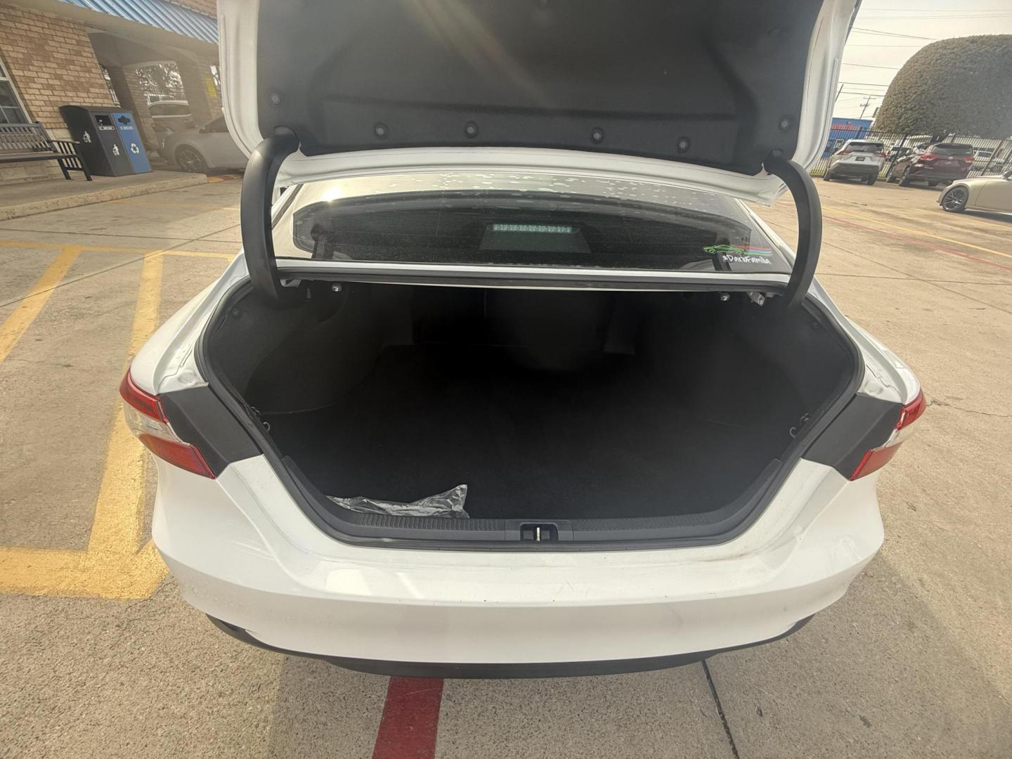 2020 Super White /Ash, cloth Black, cloth Macadamia, cloth Toyota Camry 72328 (4T1C11AK9LU) with an 2.5L L4 DOHC 16V engine, 8-Speed Automatic transmission, located at 2401 E Main St., Grand Prairie, TX, 75050, (972) 262-4440, 32.748981, -96.969643 - Photo#6