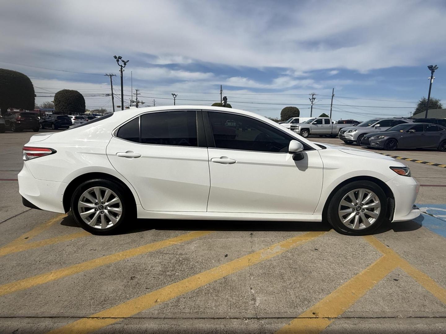 2020 Super White /Ash, cloth Black, cloth Macadamia, cloth Toyota Camry 72328 (4T1C11AK9LU) with an 2.5L L4 DOHC 16V engine, 8-Speed Automatic transmission, located at 2401 E Main St., Grand Prairie, TX, 75050, (972) 262-4440, 32.748981, -96.969643 - Photo#18