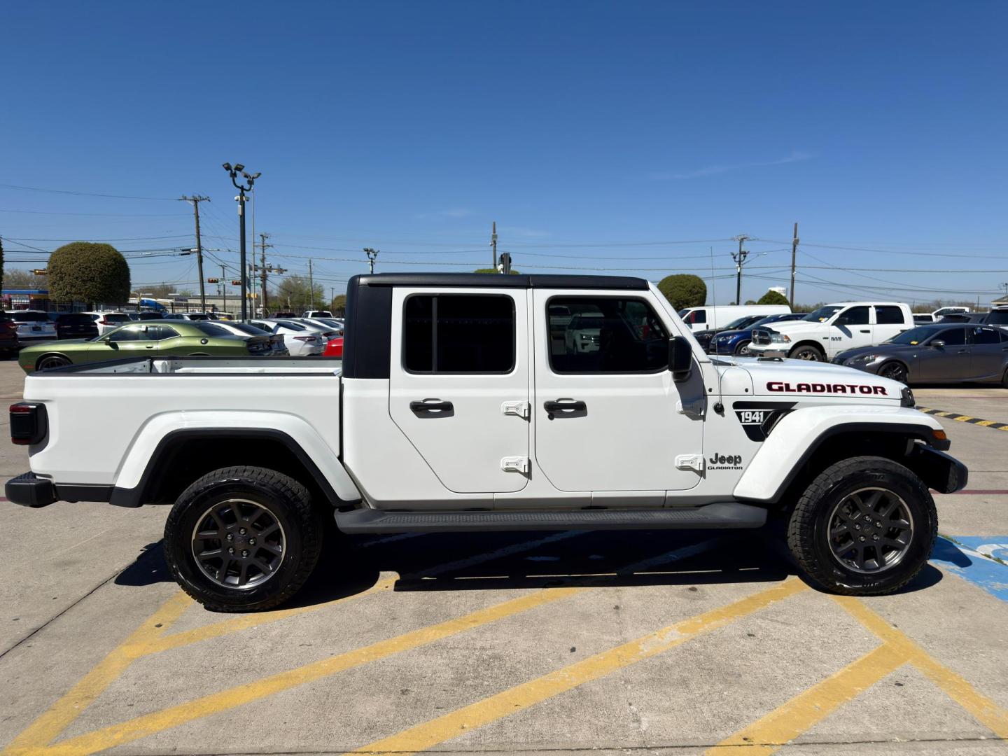 2020 No data /No data Jeep Gladiator 69895 (1C6HJTFG0LL) with an 3.6L V6 DOHC 24V engine, 6-Speed Manual transmission, located at 2401 E Main St., Grand Prairie, TX, 75050, (972) 262-4440, 32.748981, -96.969643 - Photo#5