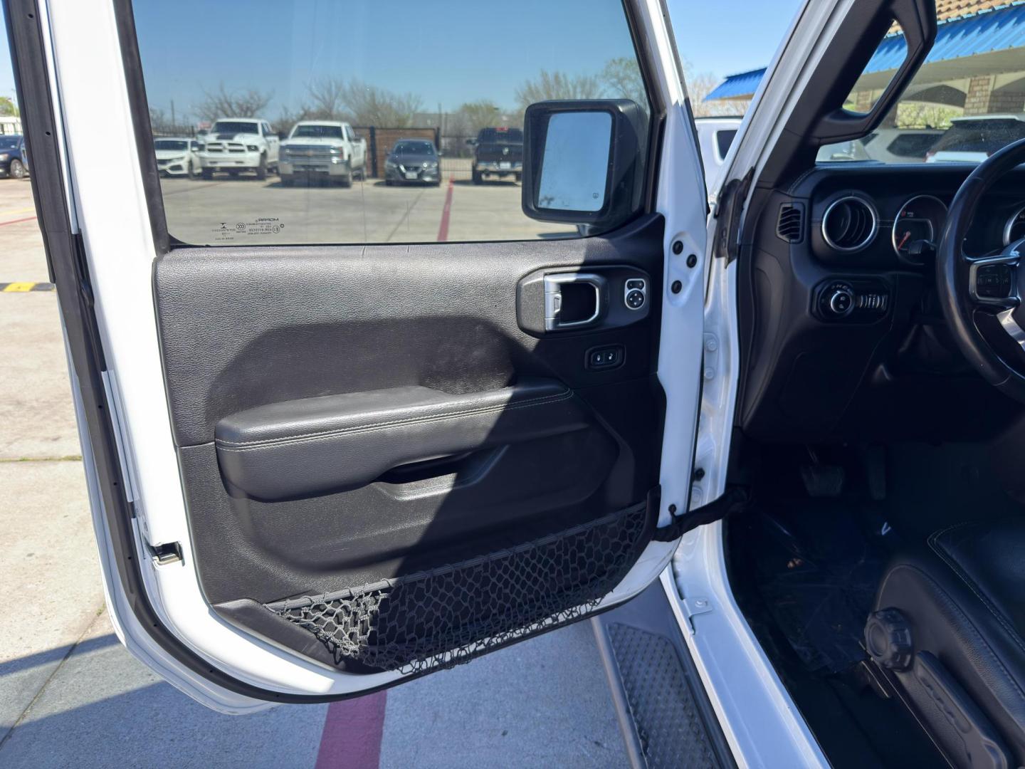 2020 No data /No data Jeep Gladiator 69895 (1C6HJTFG0LL) with an 3.6L V6 DOHC 24V engine, 6-Speed Manual transmission, located at 2401 E Main St., Grand Prairie, TX, 75050, (972) 262-4440, 32.748981, -96.969643 - Photo#8