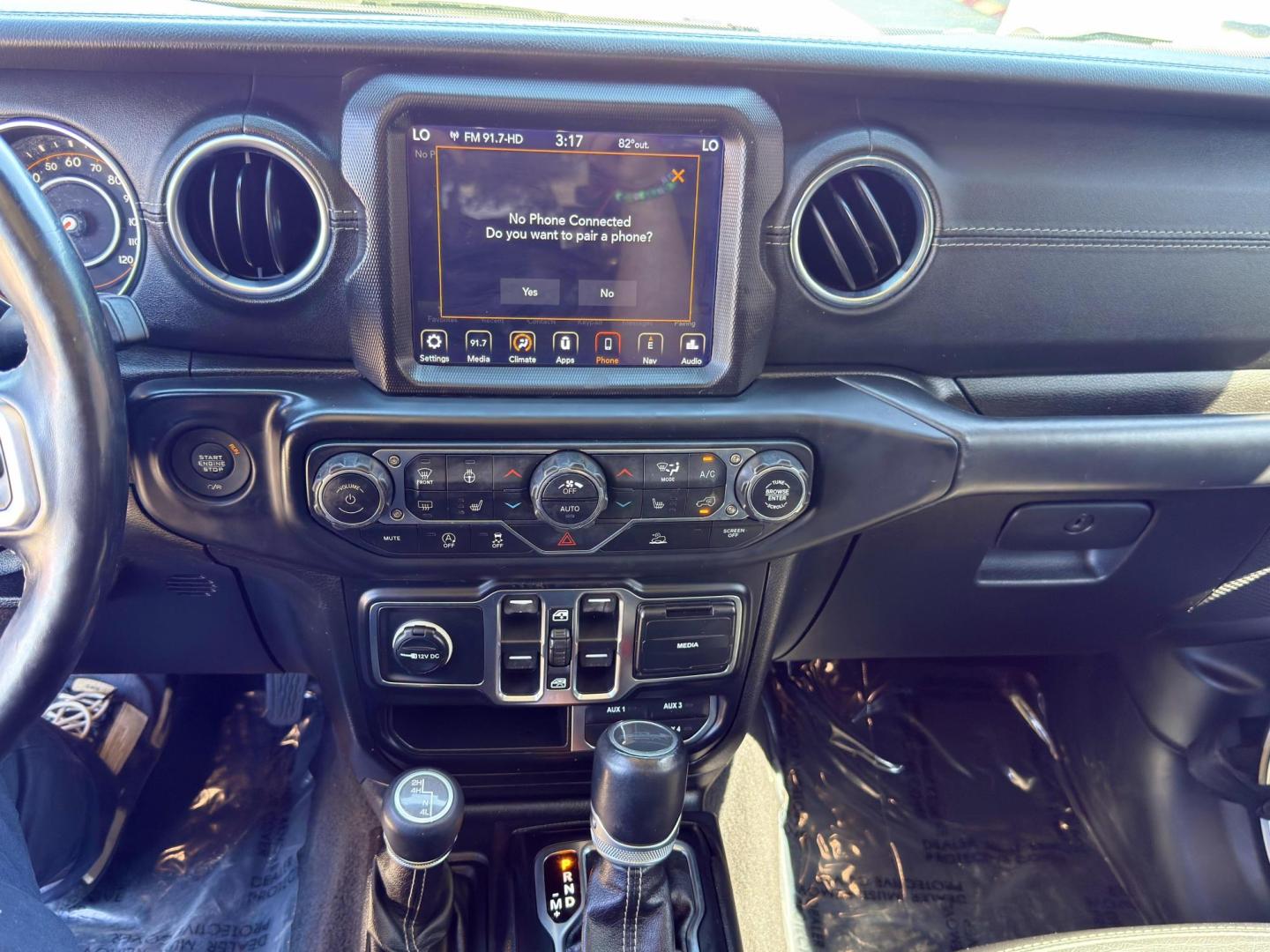 2020 No data /No data Jeep Gladiator 69895 (1C6HJTFG0LL) with an 3.6L V6 DOHC 24V engine, 6-Speed Manual transmission, located at 2401 E Main St., Grand Prairie, TX, 75050, (972) 262-4440, 32.748981, -96.969643 - Photo#12