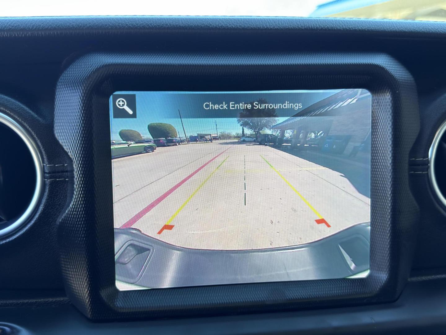 2020 No data /No data Jeep Gladiator 69895 (1C6HJTFG0LL) with an 3.6L V6 DOHC 24V engine, 6-Speed Manual transmission, located at 2401 E Main St., Grand Prairie, TX, 75050, (972) 262-4440, 32.748981, -96.969643 - Photo#14