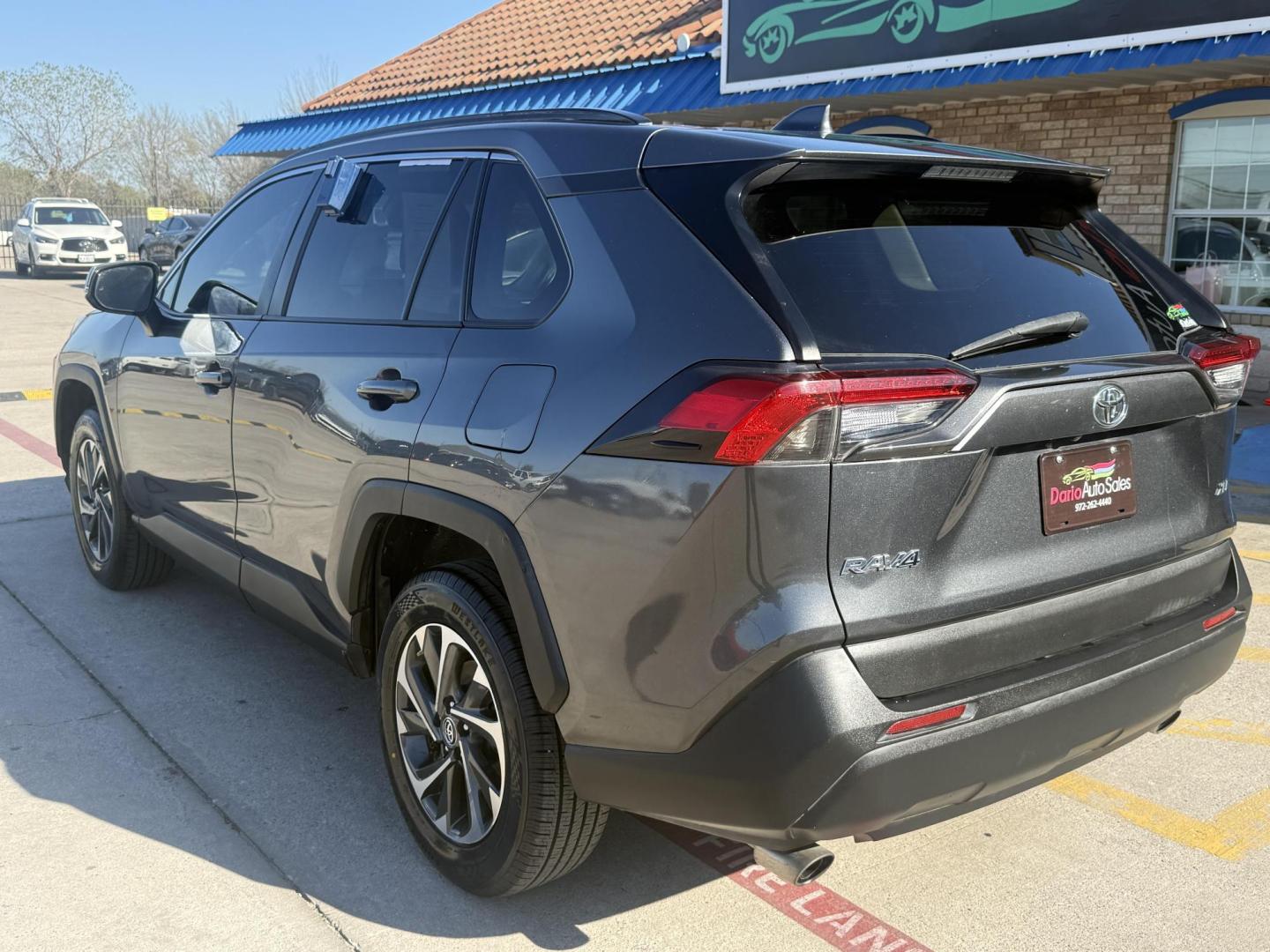 2020 Magnetic Gray Metallic /Black, cloth Light Gray, cloth Nutmeg, cloth Toyota RAV4 72579 (2T3W1RFV6LC) with an 2.5L L4 DOHC 16V engine, 8-Speed Automatic transmission, located at 2401 E Main St., Grand Prairie, TX, 75050, (972) 262-4440, 32.748981, -96.969643 - Photo#18