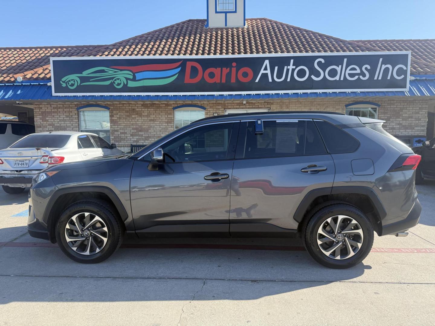 2020 Magnetic Gray Metallic /Black, cloth Light Gray, cloth Nutmeg, cloth Toyota RAV4 72579 (2T3W1RFV6LC) with an 2.5L L4 DOHC 16V engine, 8-Speed Automatic transmission, located at 2401 E Main St., Grand Prairie, TX, 75050, (972) 262-4440, 32.748981, -96.969643 - Photo#22