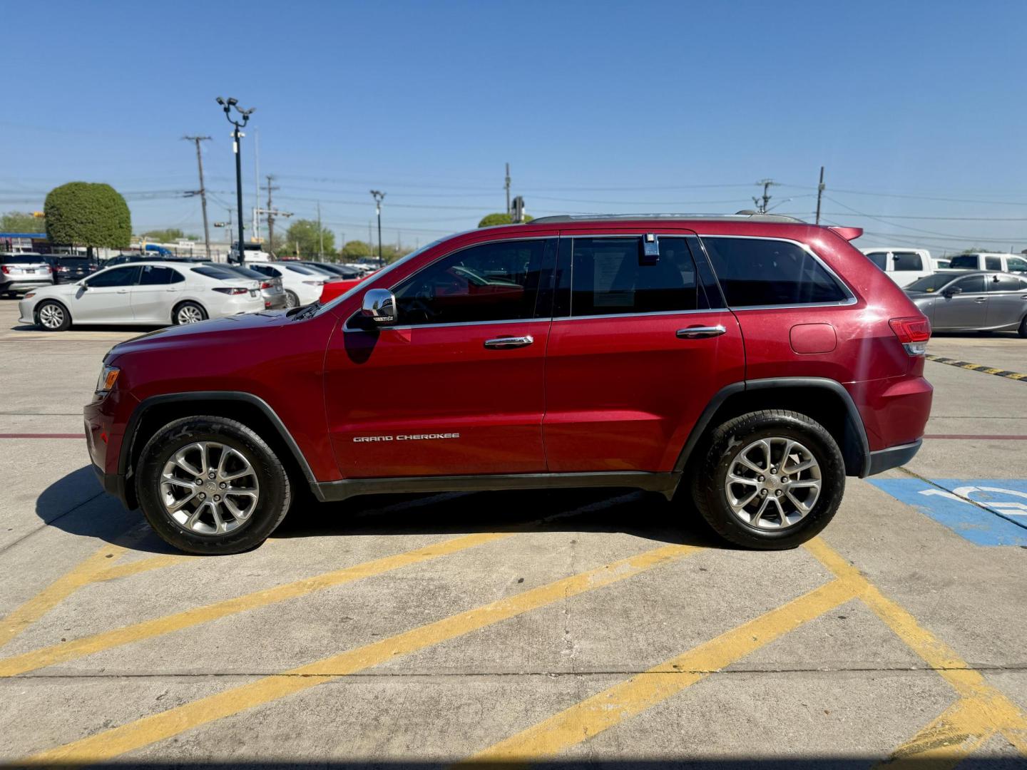 2015 Dp Cherry Red Crystal PC /Black Light Frost Beige/Black Jeep Grand Cherokee 50287 (1C4RJFBG3FC) with an 3.6L V6 DOHC 24V engine, 8-Speed Automatic transmission, located at 2401 E Main St., Grand Prairie, TX, 75050, (972) 262-4440, 32.748981, -96.969643 - Photo#4