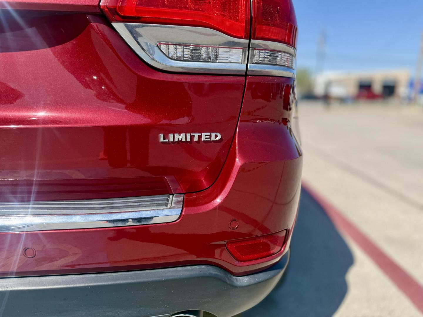 2015 Dp Cherry Red Crystal PC /Black Light Frost Beige/Black Jeep Grand Cherokee 50287 (1C4RJFBG3FC) with an 3.6L V6 DOHC 24V engine, 8-Speed Automatic transmission, located at 2401 E Main St., Grand Prairie, TX, 75050, (972) 262-4440, 32.748981, -96.969643 - Photo#8