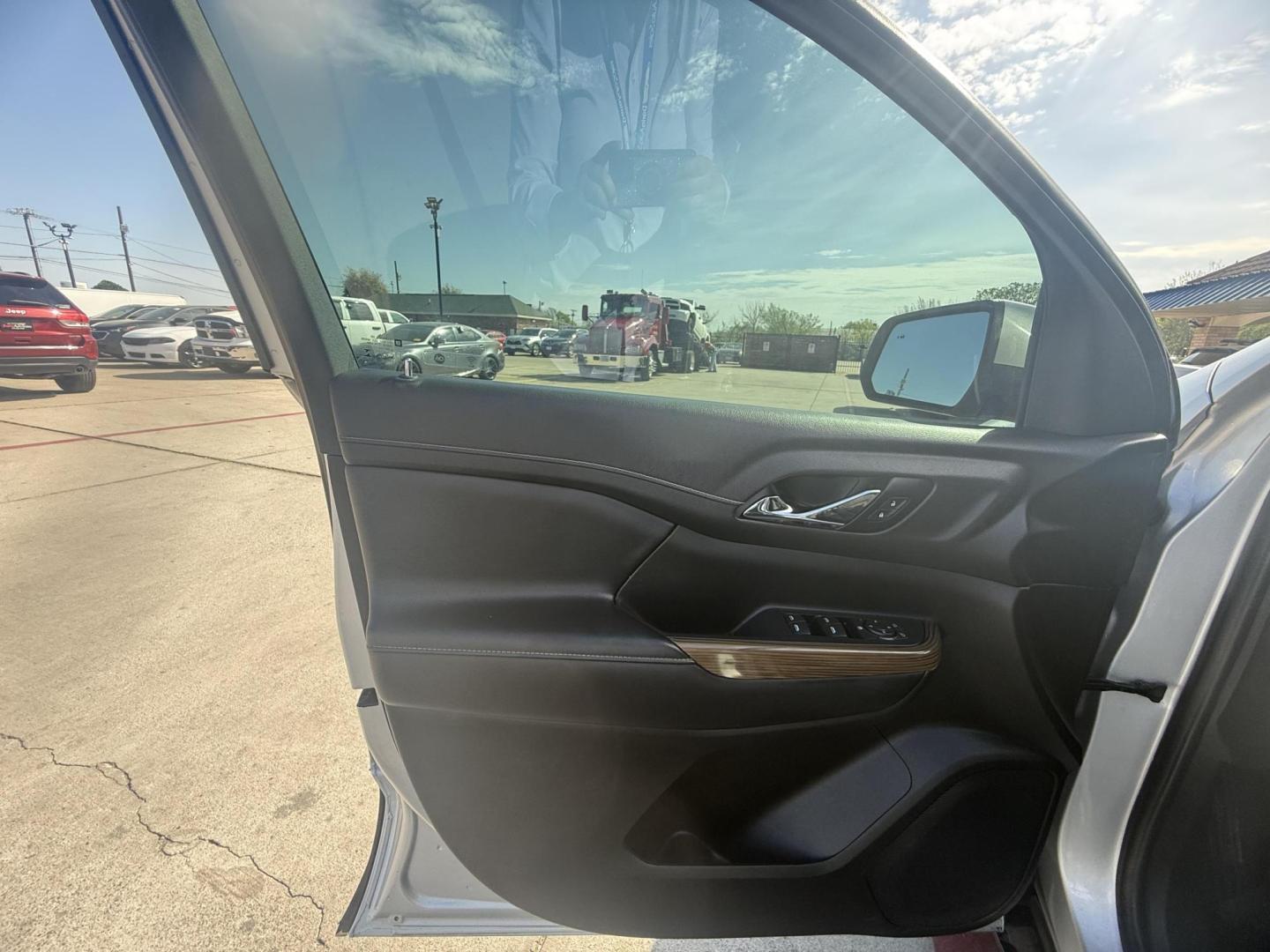2020 Silver Gmc Acadia (1GKKNKLA4LZ) , located at 2401 E Main St., Grand Prairie, TX, 75050, (972) 262-4440, 32.748981, -96.969643 - Photo#29